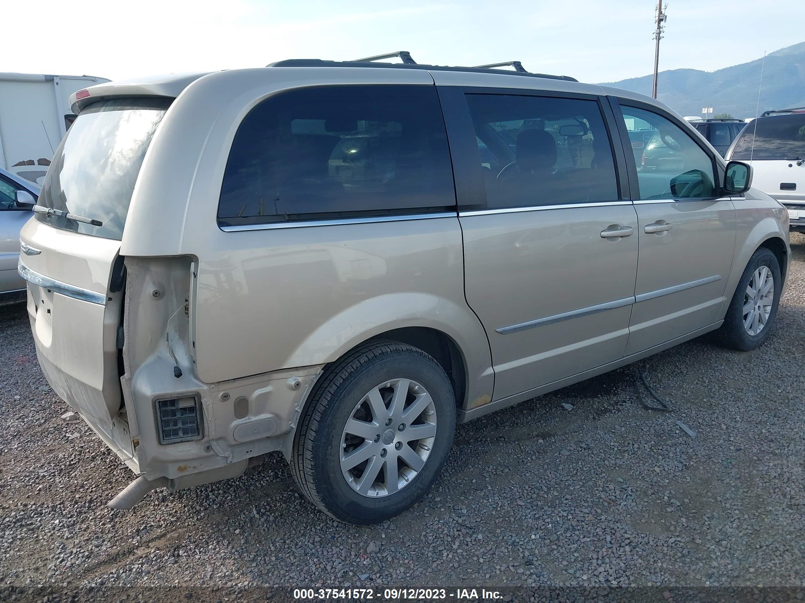 Photo 3 VIN: 2C4RC1BG3CR383425 - CHRYSLER TOWN & COUNTRY 