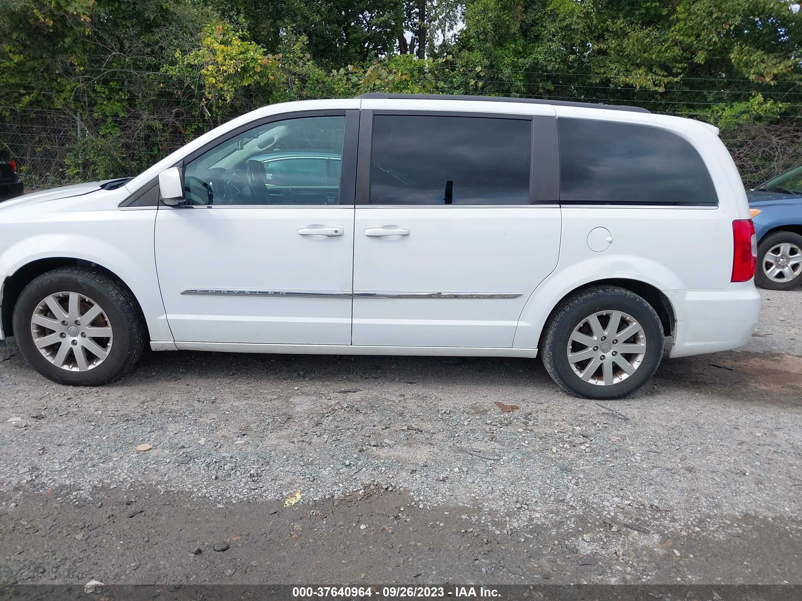 Photo 13 VIN: 2C4RC1BG3GR231635 - CHRYSLER TOWN & COUNTRY 