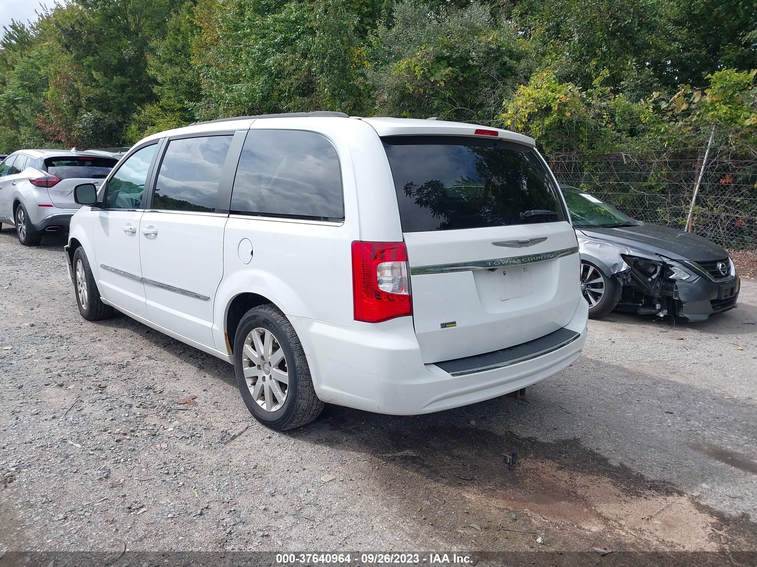 Photo 2 VIN: 2C4RC1BG3GR231635 - CHRYSLER TOWN & COUNTRY 