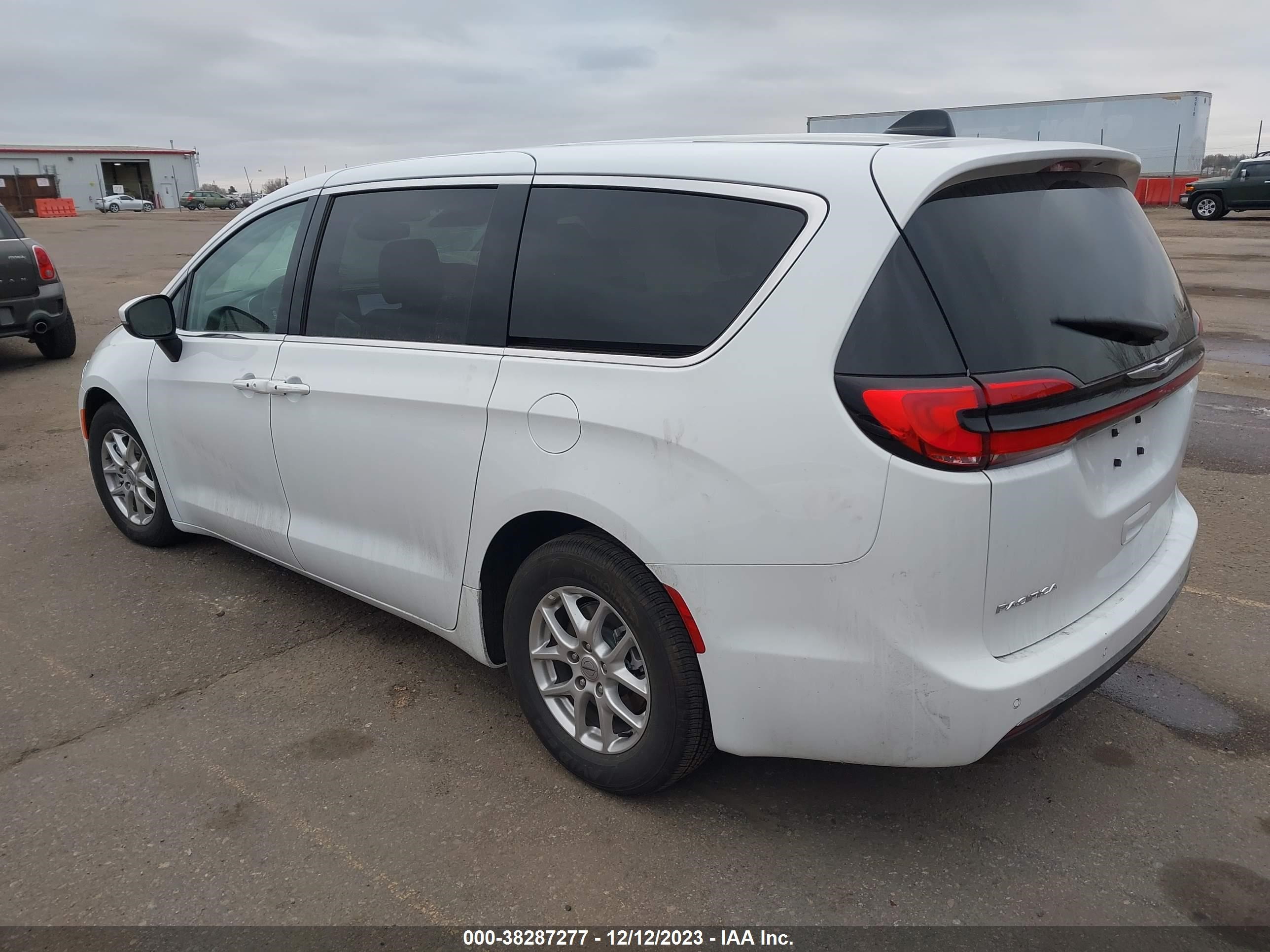 Photo 2 VIN: 2C4RC1BG3PR590631 - CHRYSLER PACIFICA 