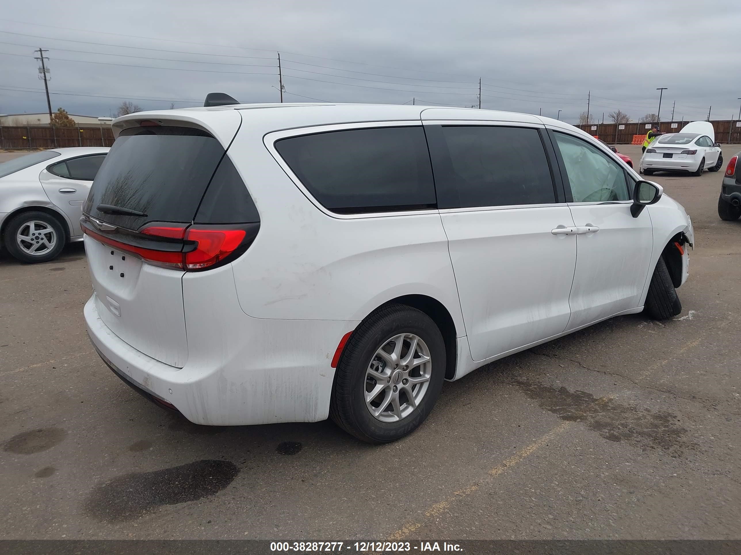 Photo 3 VIN: 2C4RC1BG3PR590631 - CHRYSLER PACIFICA 