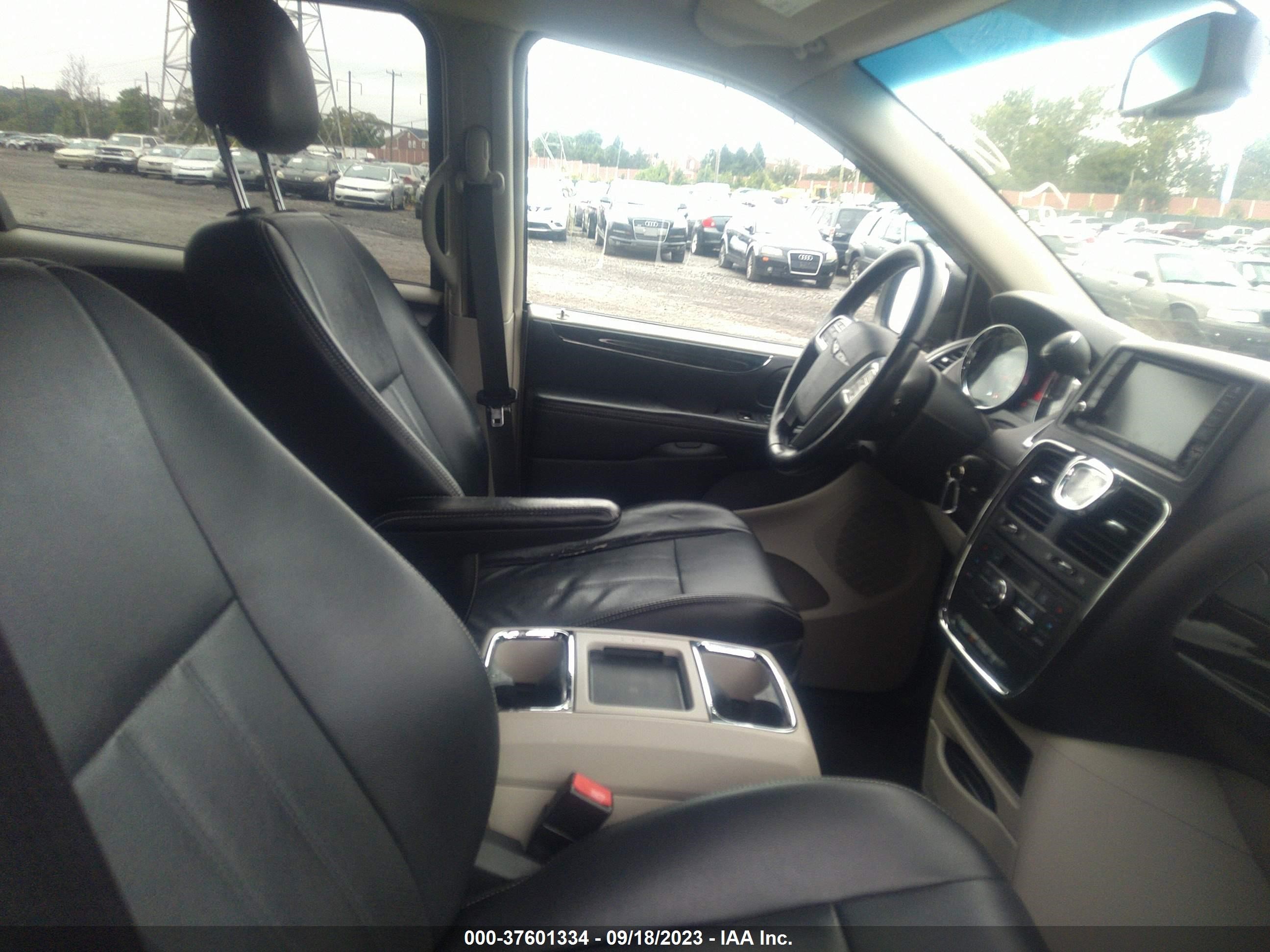 Photo 4 VIN: 2C4RC1BG4CR409983 - CHRYSLER TOWN & COUNTRY 