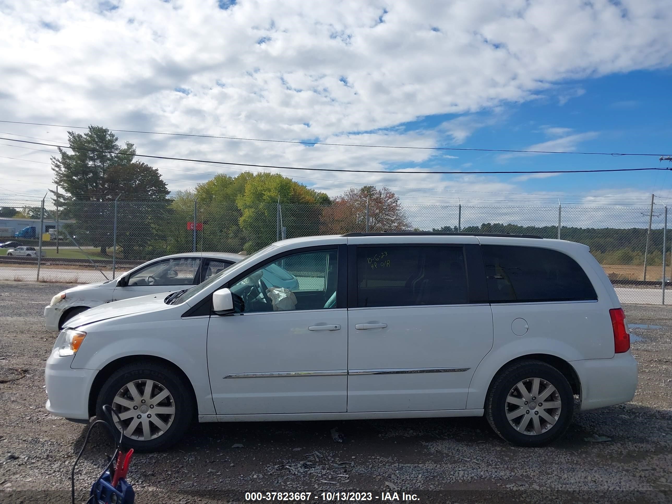 Photo 13 VIN: 2C4RC1BG4GR289351 - CHRYSLER TOWN & COUNTRY 