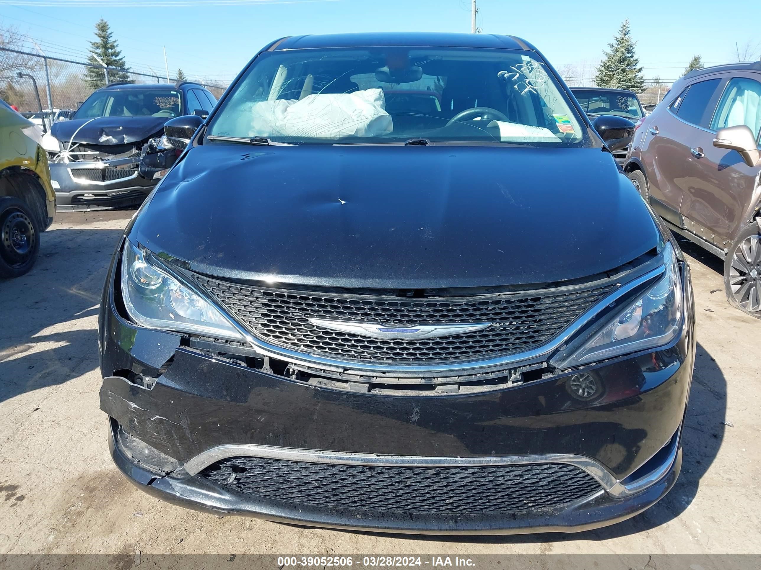 Photo 11 VIN: 2C4RC1BG4HR817021 - CHRYSLER PACIFICA 