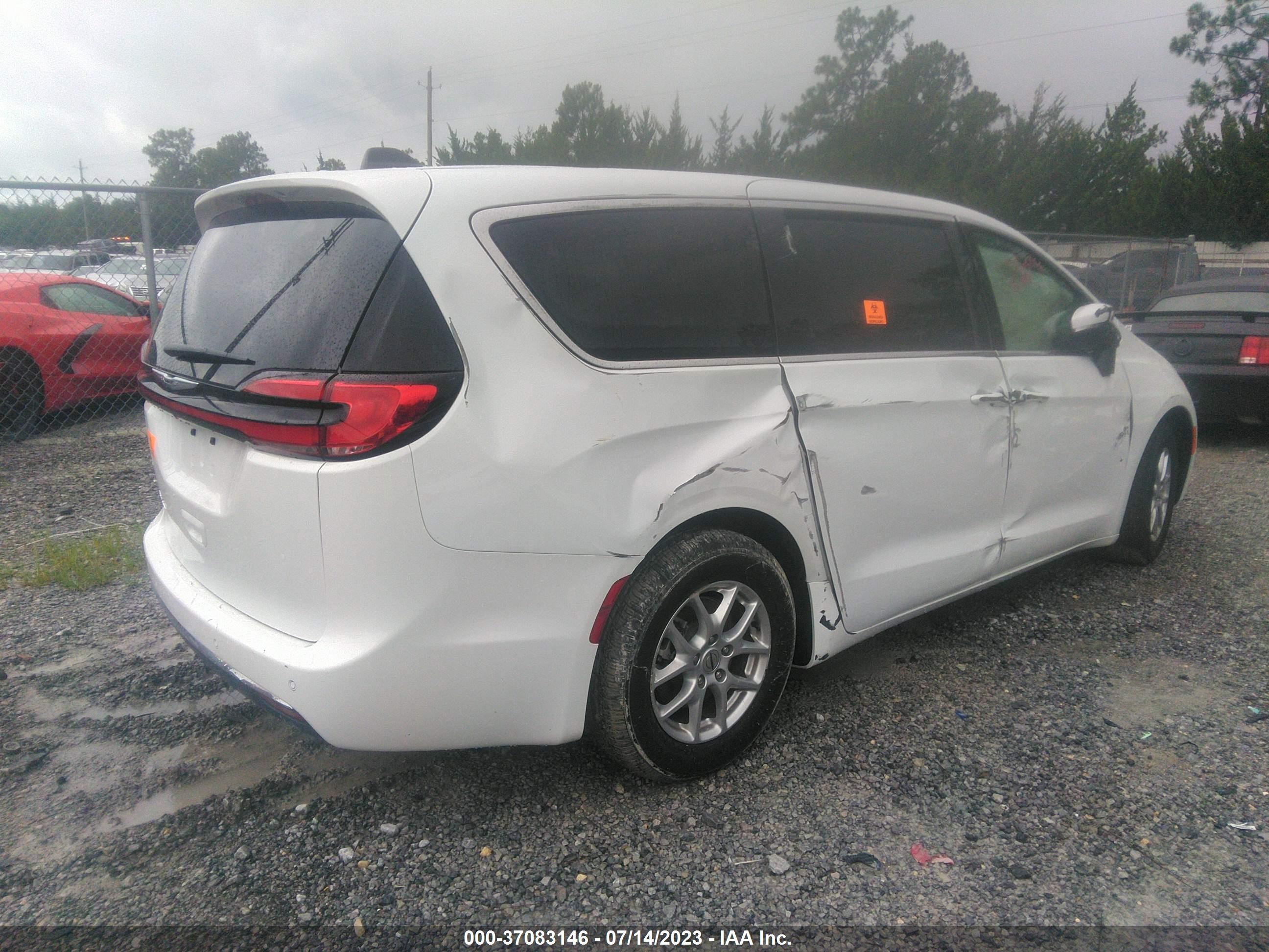 Photo 3 VIN: 2C4RC1BG4PR532527 - CHRYSLER PACIFICA 