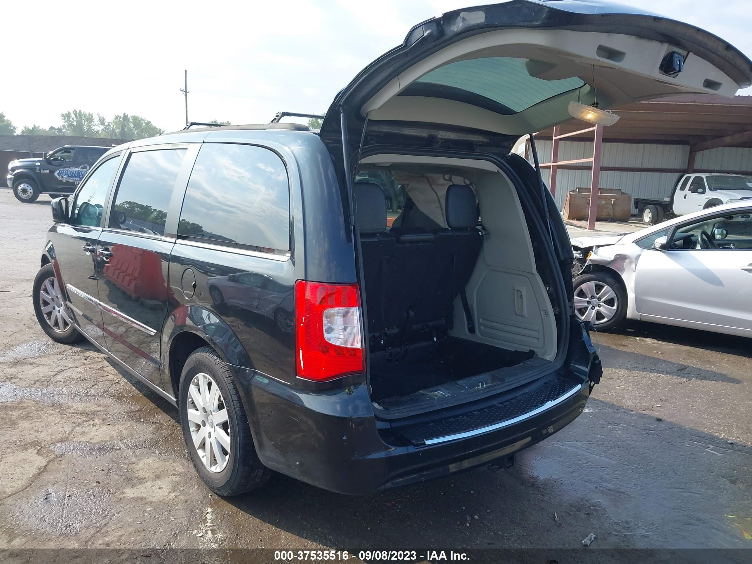 Photo 2 VIN: 2C4RC1BG5DR743988 - CHRYSLER TOWN & COUNTRY 