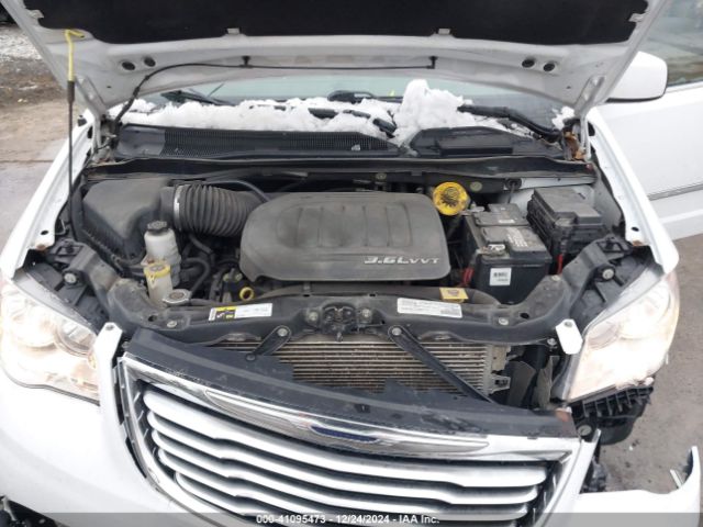 Photo 9 VIN: 2C4RC1BG5GR300020 - CHRYSLER TOWN AND COUNTRY 