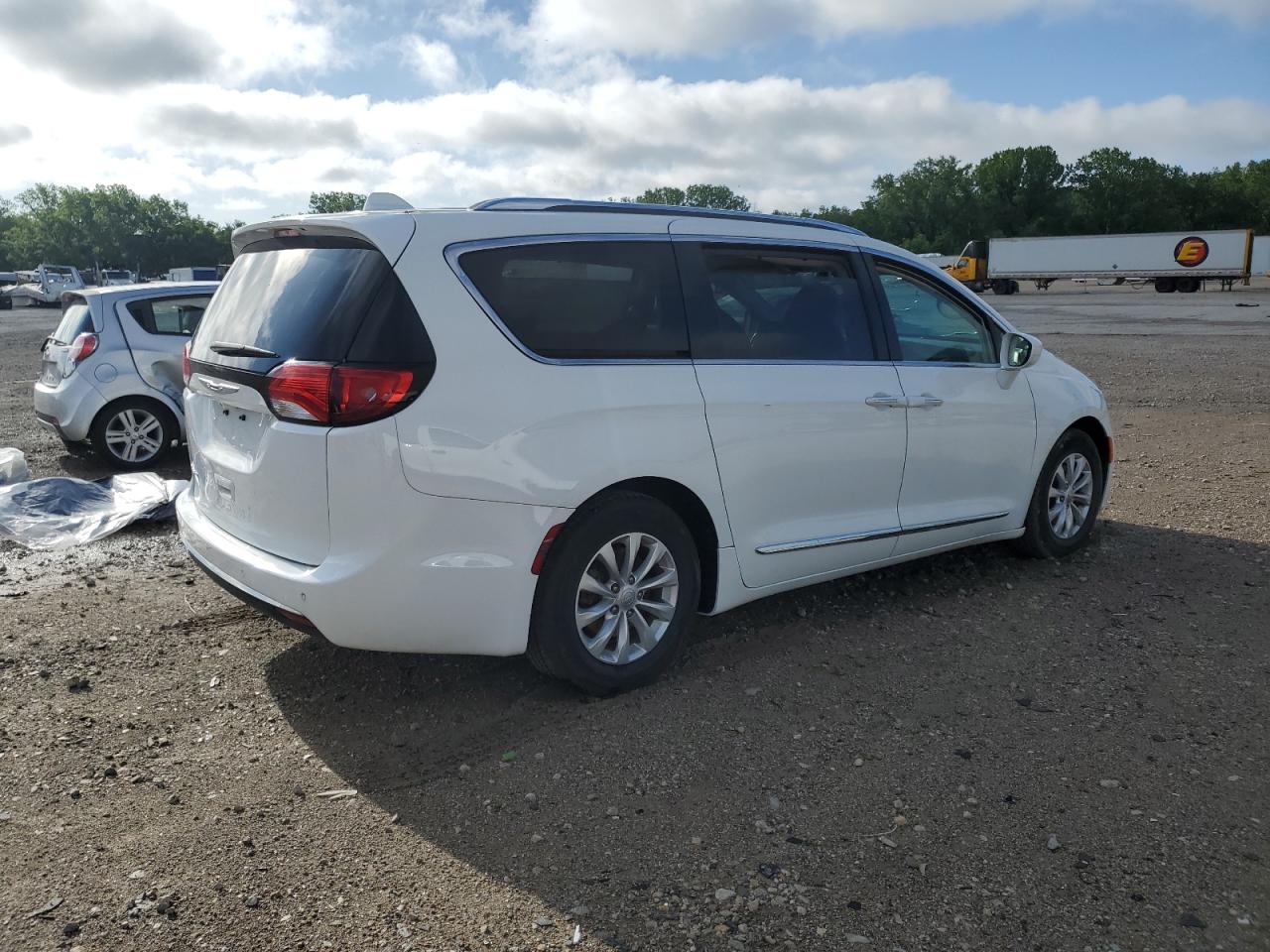 Photo 2 VIN: 2C4RC1BG5JR144018 - CHRYSLER PACIFICA 