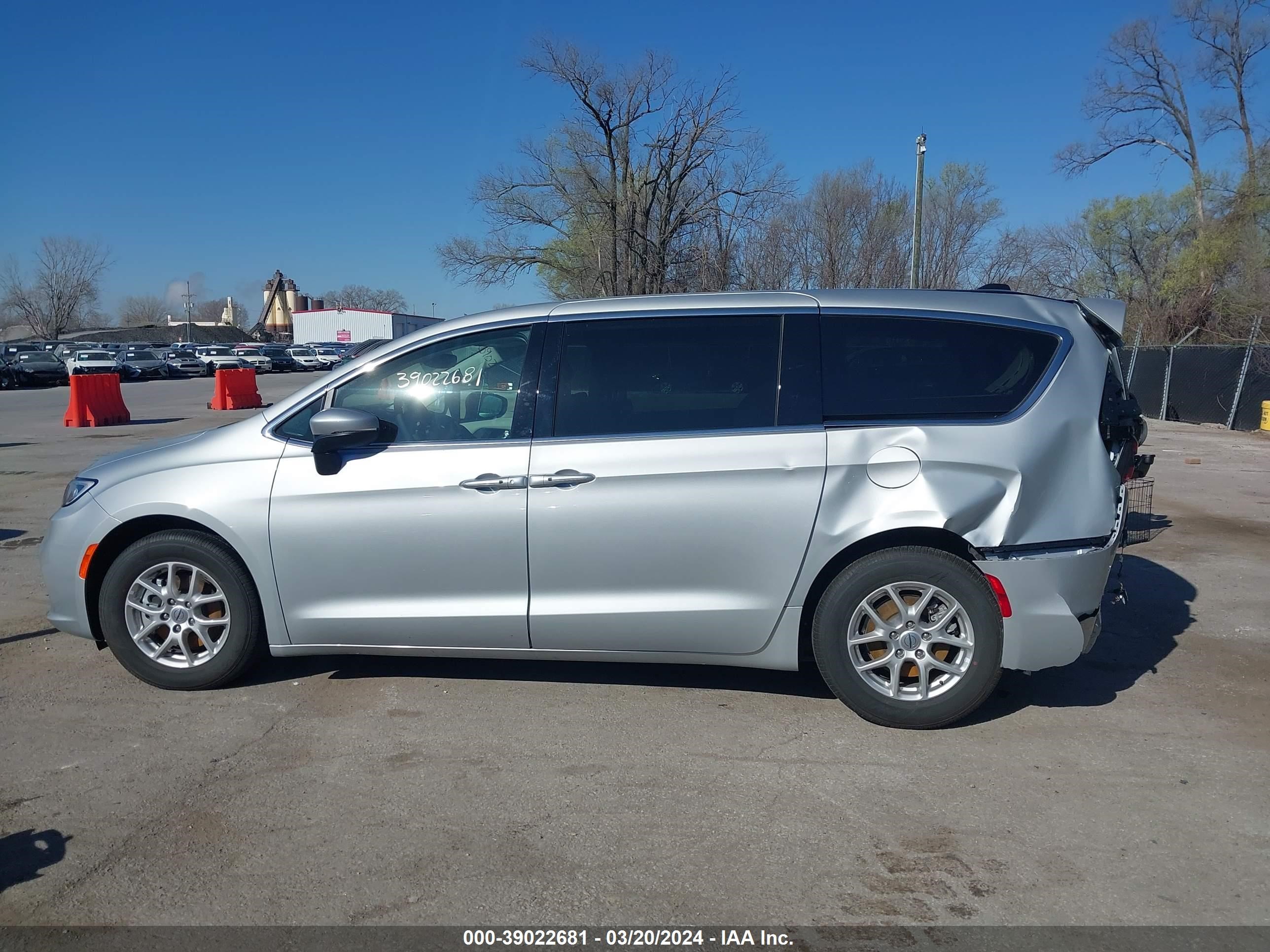 Photo 12 VIN: 2C4RC1BG5PR620132 - CHRYSLER PACIFICA 