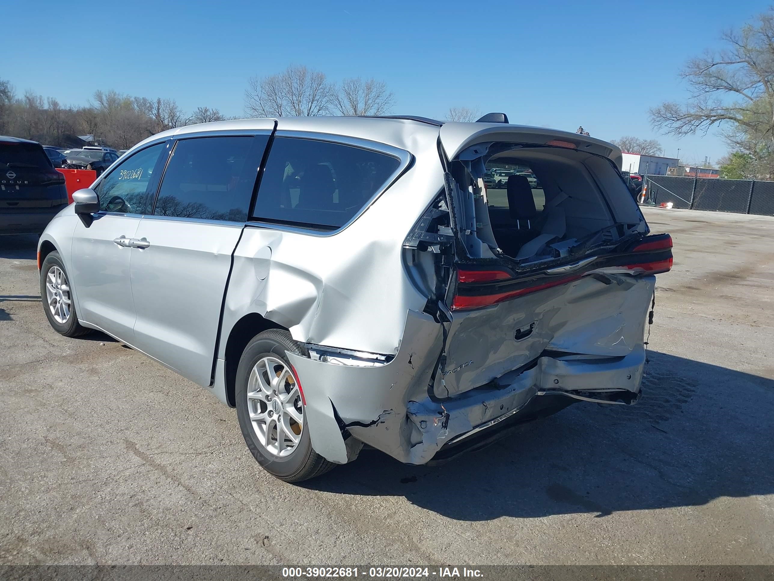 Photo 2 VIN: 2C4RC1BG5PR620132 - CHRYSLER PACIFICA 