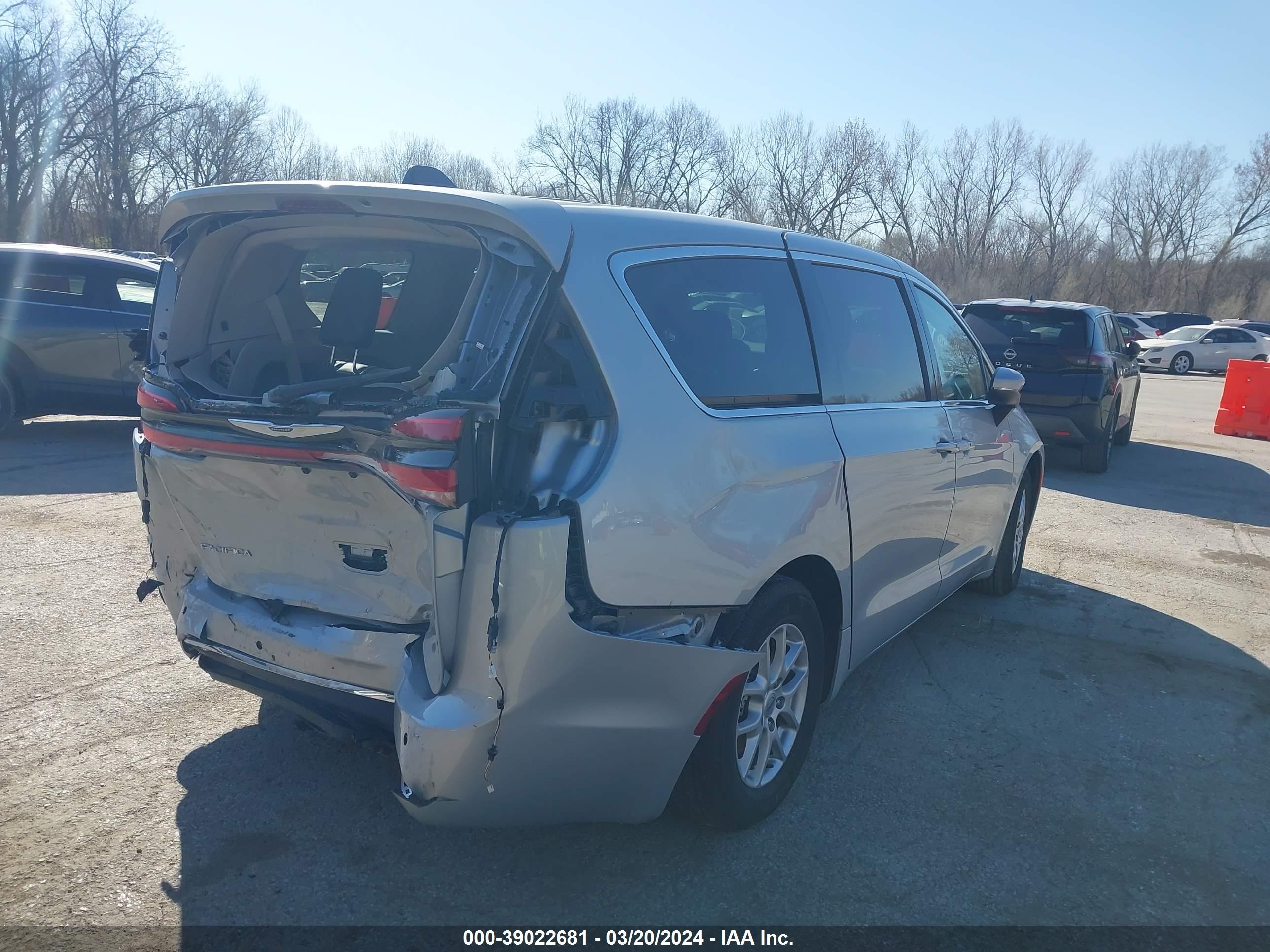 Photo 3 VIN: 2C4RC1BG5PR620132 - CHRYSLER PACIFICA 