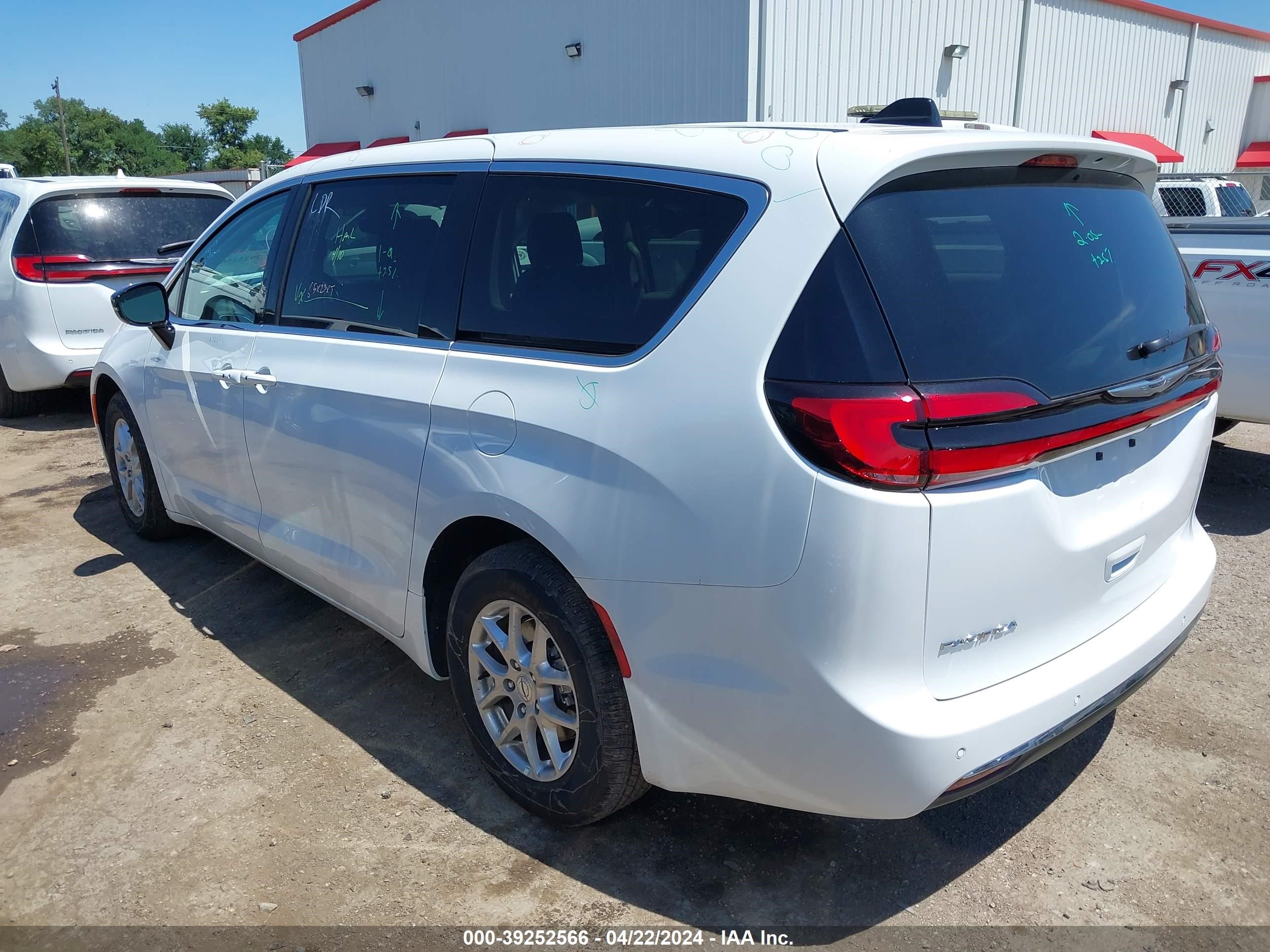 Photo 2 VIN: 2C4RC1BG5RR120121 - CHRYSLER PACIFICA 