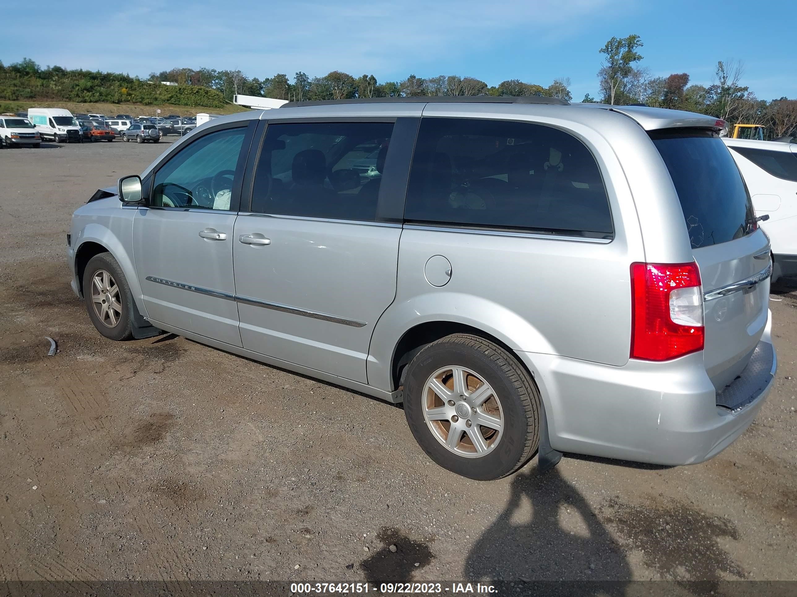 Photo 2 VIN: 2C4RC1BG6CR189732 - CHRYSLER TOWN & COUNTRY 