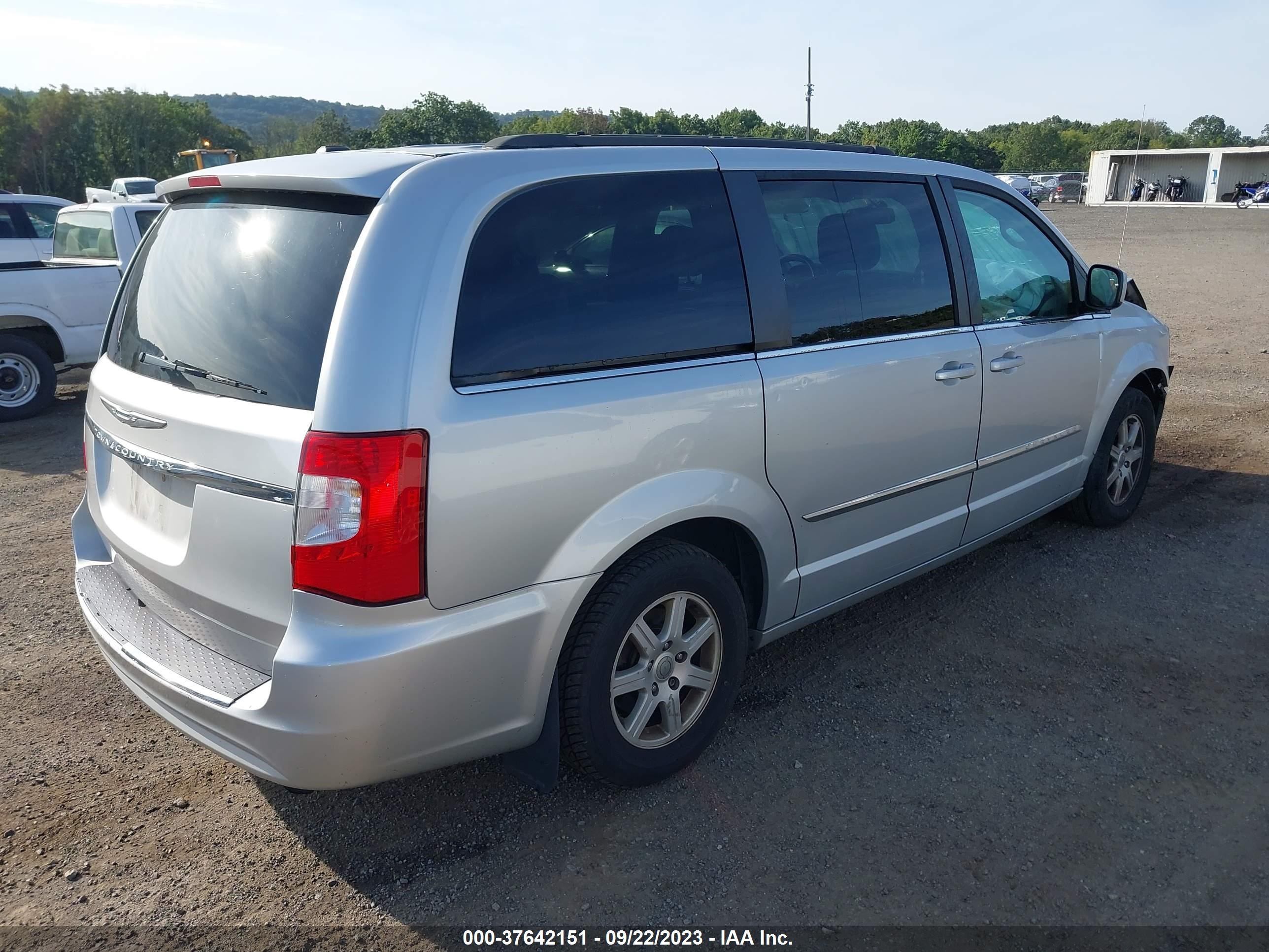 Photo 3 VIN: 2C4RC1BG6CR189732 - CHRYSLER TOWN & COUNTRY 