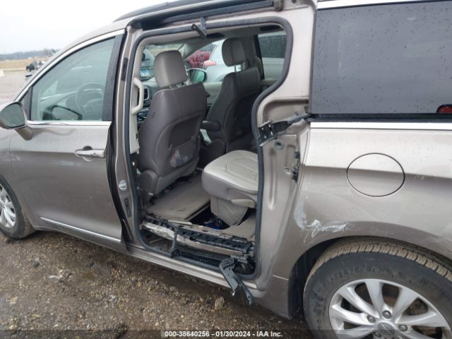 Photo 5 VIN: 2C4RC1BG6HR788167 - CHRYSLER PACIFICA 