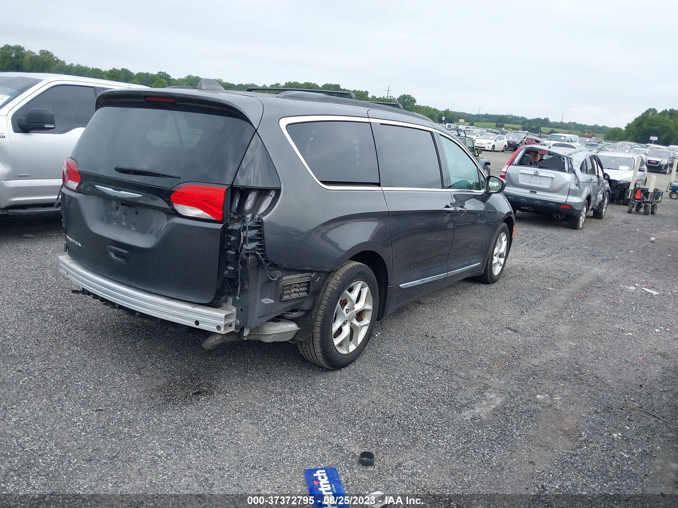 Photo 3 VIN: 2C4RC1BG6HR831373 - CHRYSLER PACIFICA 