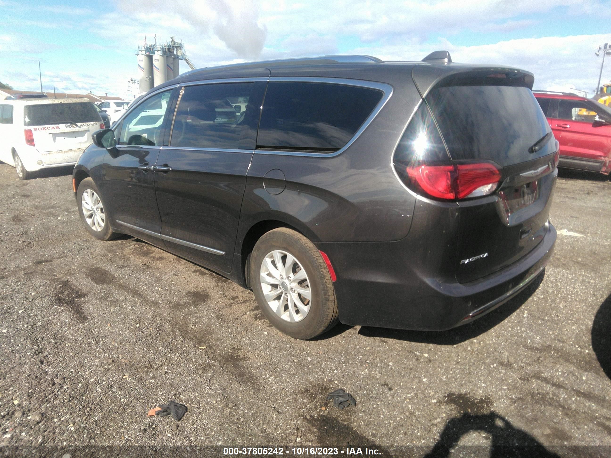 Photo 2 VIN: 2C4RC1BG6JR253961 - CHRYSLER PACIFICA 