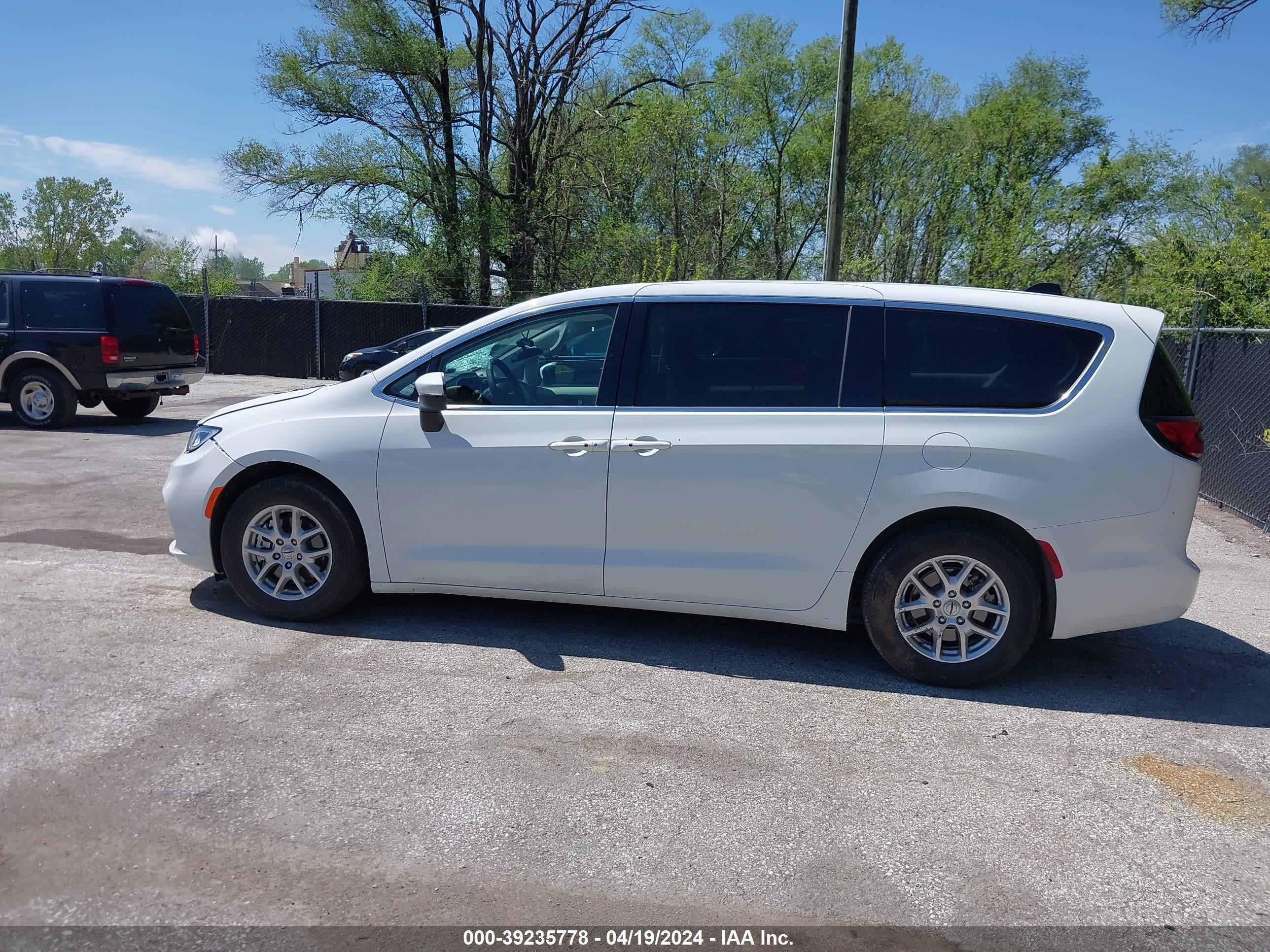 Photo 14 VIN: 2C4RC1BG6PR560099 - CHRYSLER PACIFICA 