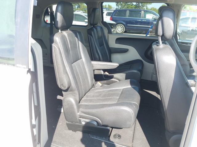 Photo 5 VIN: 2C4RC1BG7CR240171 - CHRYSLER TOWN & COU 