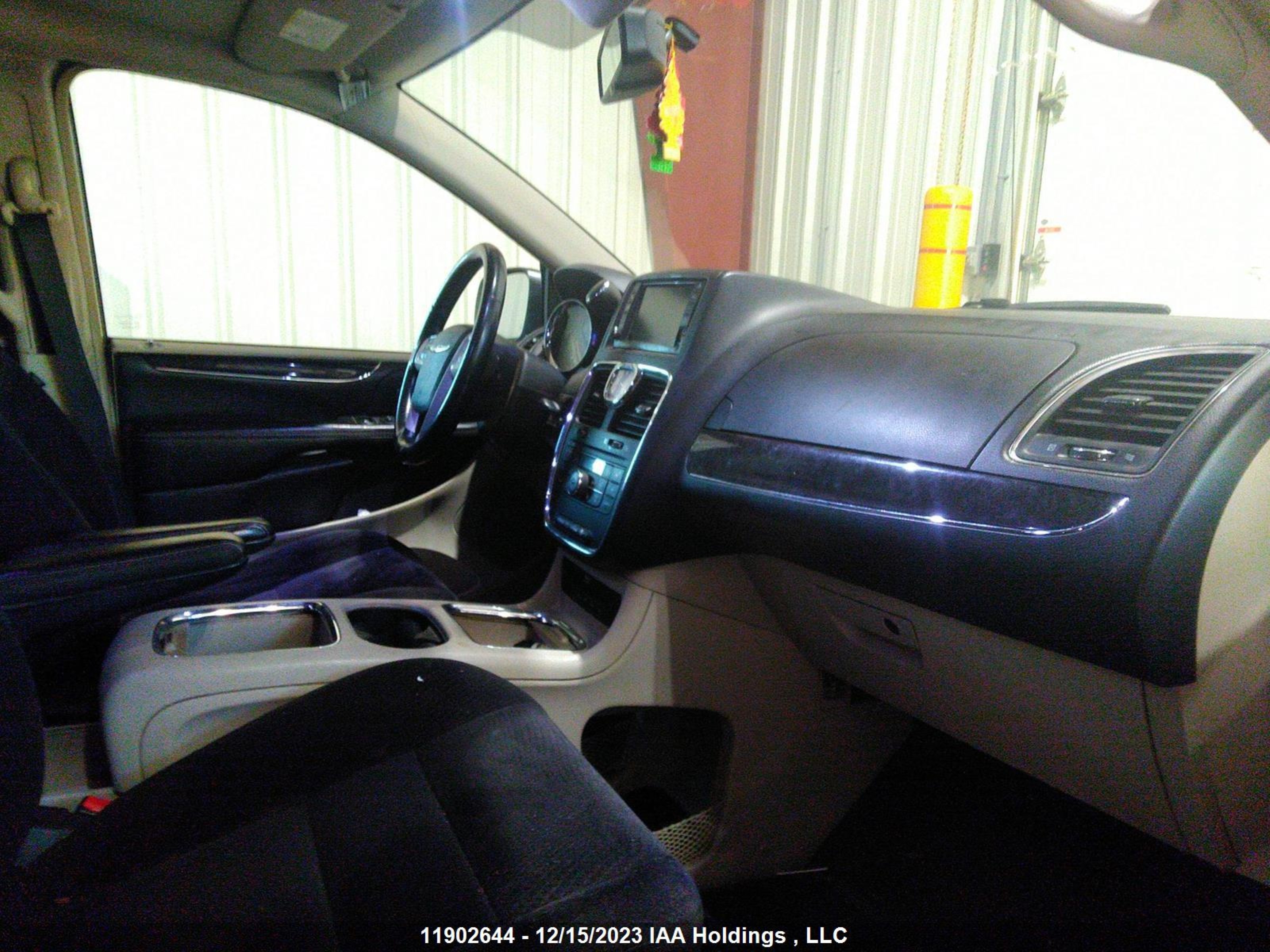 Photo 4 VIN: 2C4RC1BG7ER360927 - CHRYSLER TOWN & COUNTRY 