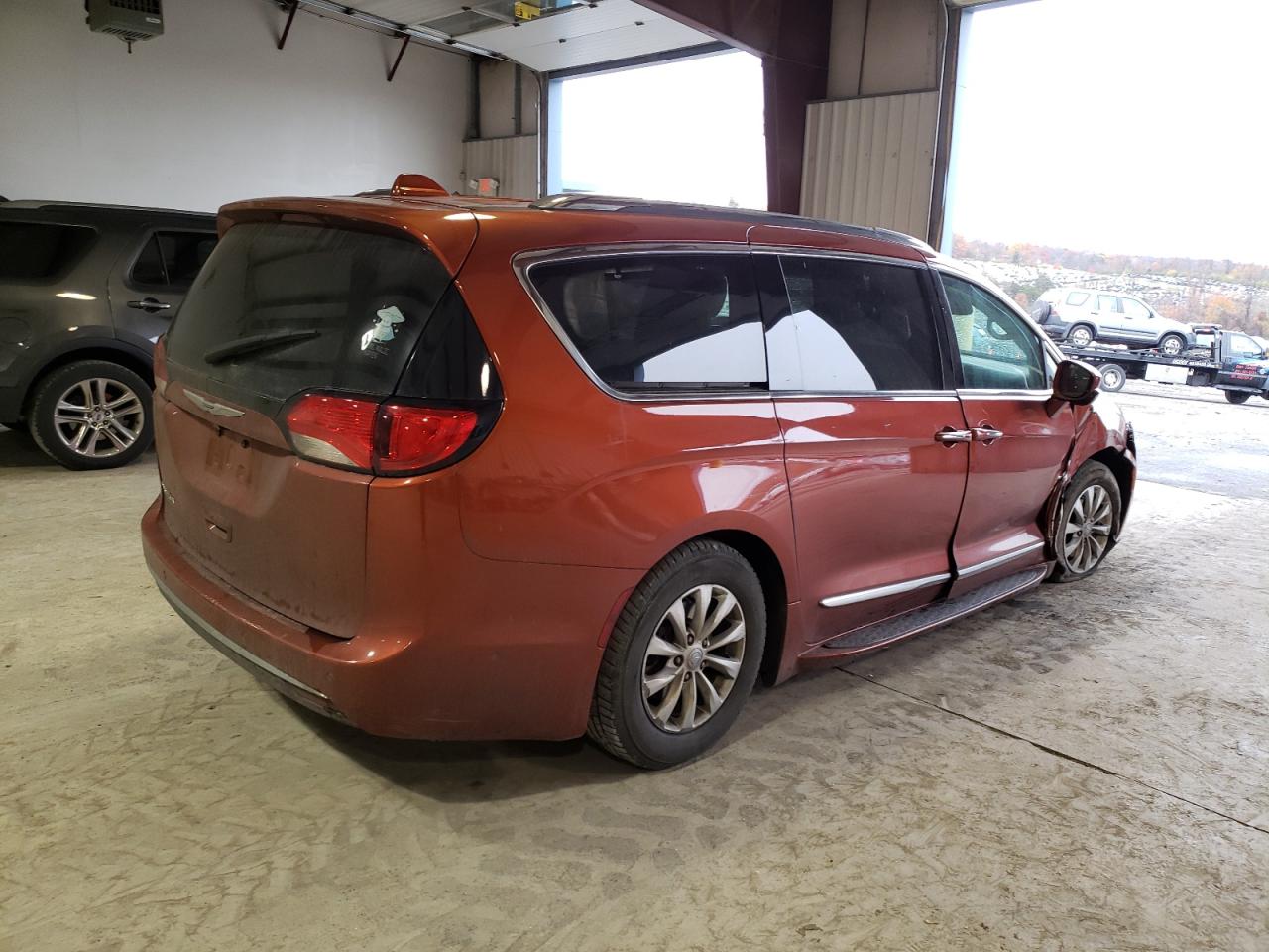 Photo 2 VIN: 2C4RC1BG7JR212111 - CHRYSLER PACIFICA 