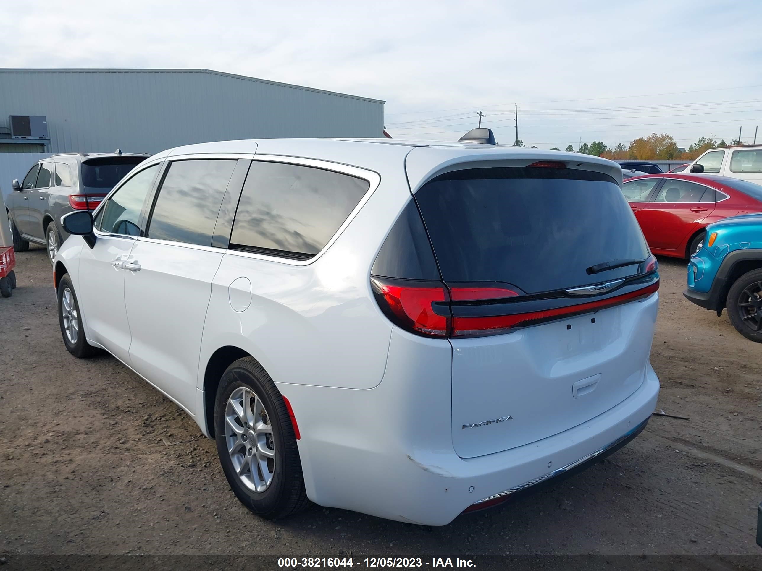 Photo 2 VIN: 2C4RC1BG7PR553369 - CHRYSLER PACIFICA 