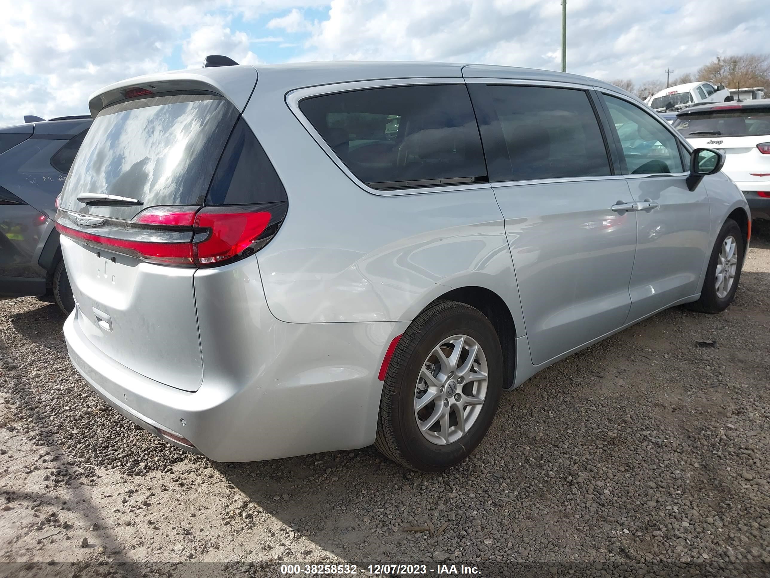 Photo 3 VIN: 2C4RC1BG7PR624117 - CHRYSLER PACIFICA 