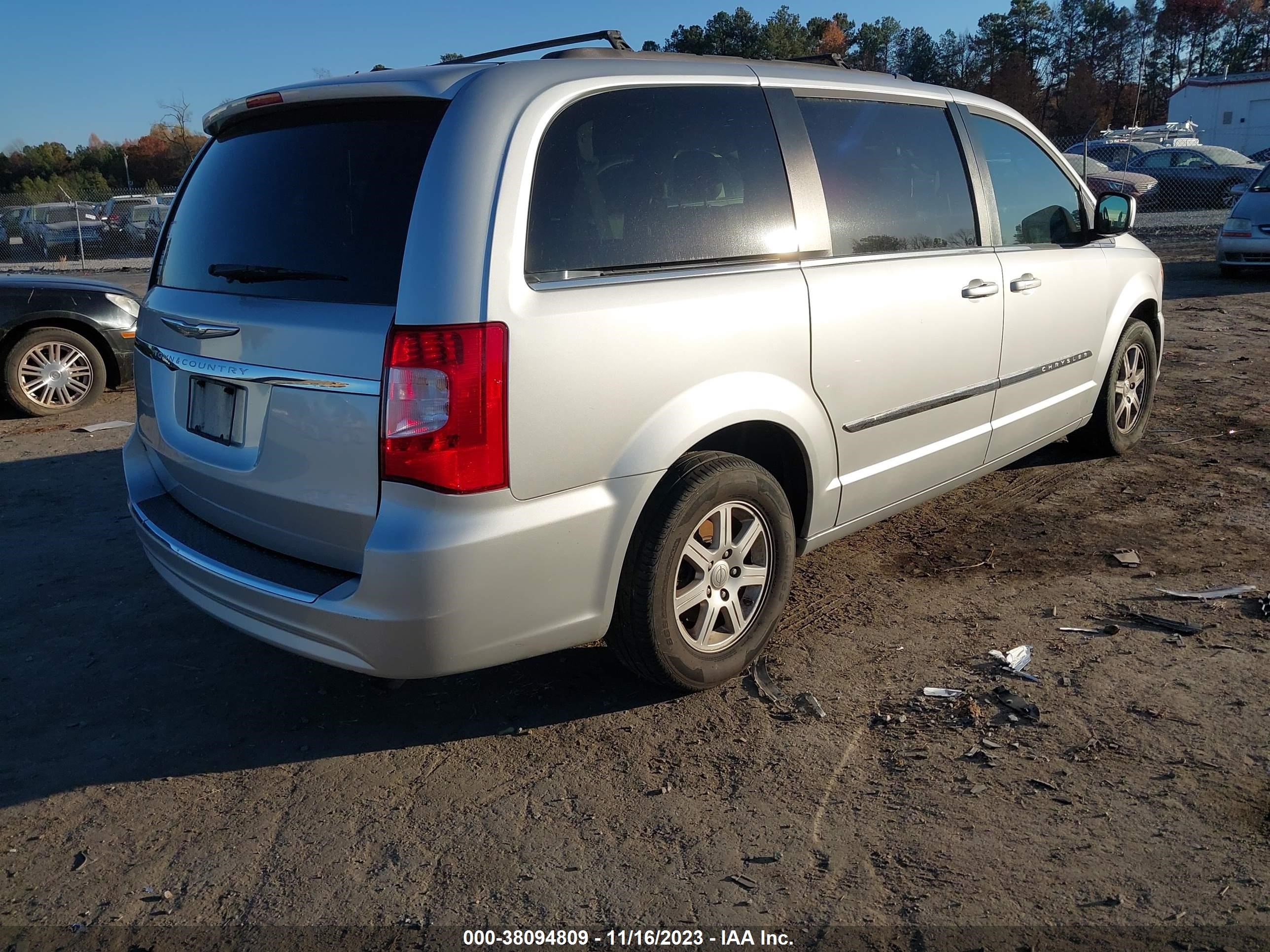 Photo 3 VIN: 2C4RC1BG8CR226389 - CHRYSLER TOWN & COUNTRY 