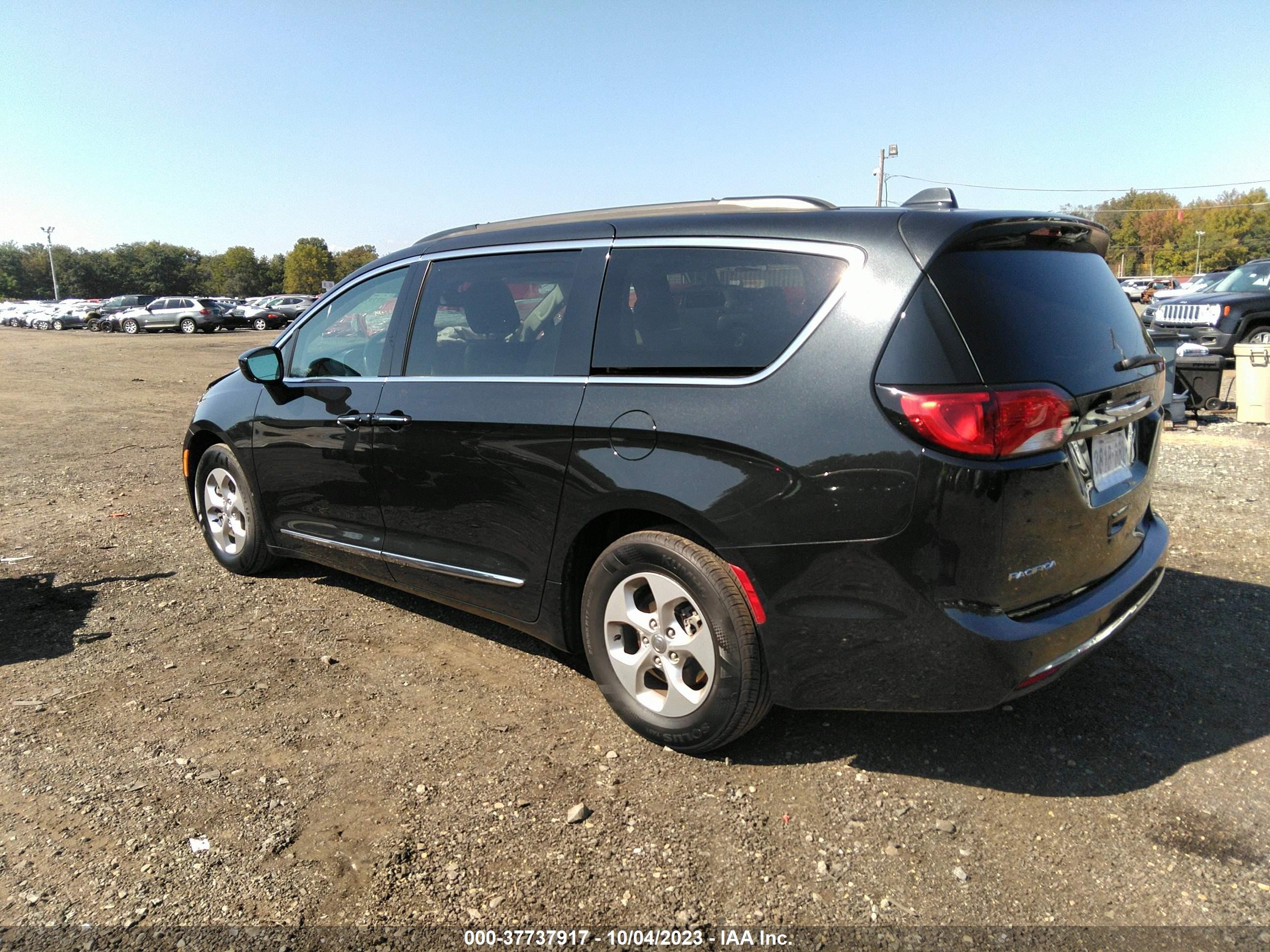 Photo 2 VIN: 2C4RC1BG8HR552443 - CHRYSLER PACIFICA 