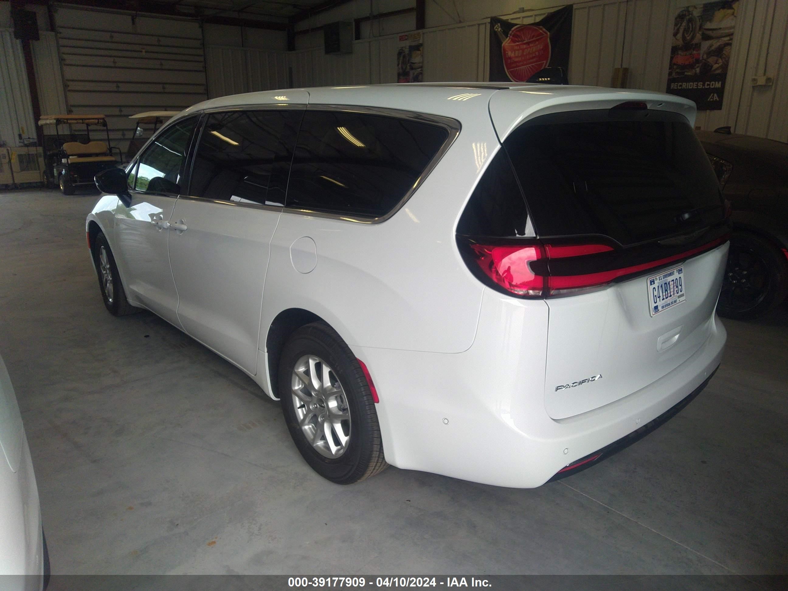 Photo 2 VIN: 2C4RC1BG8RR132618 - CHRYSLER PACIFICA 