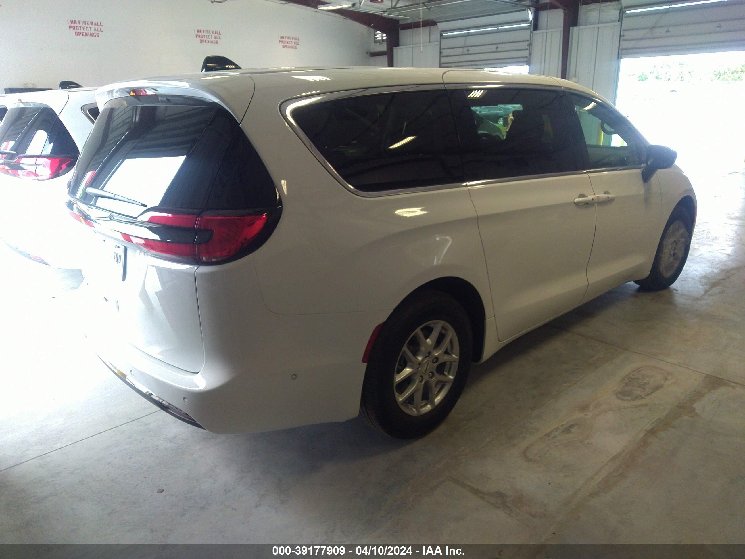 Photo 3 VIN: 2C4RC1BG8RR132618 - CHRYSLER PACIFICA 