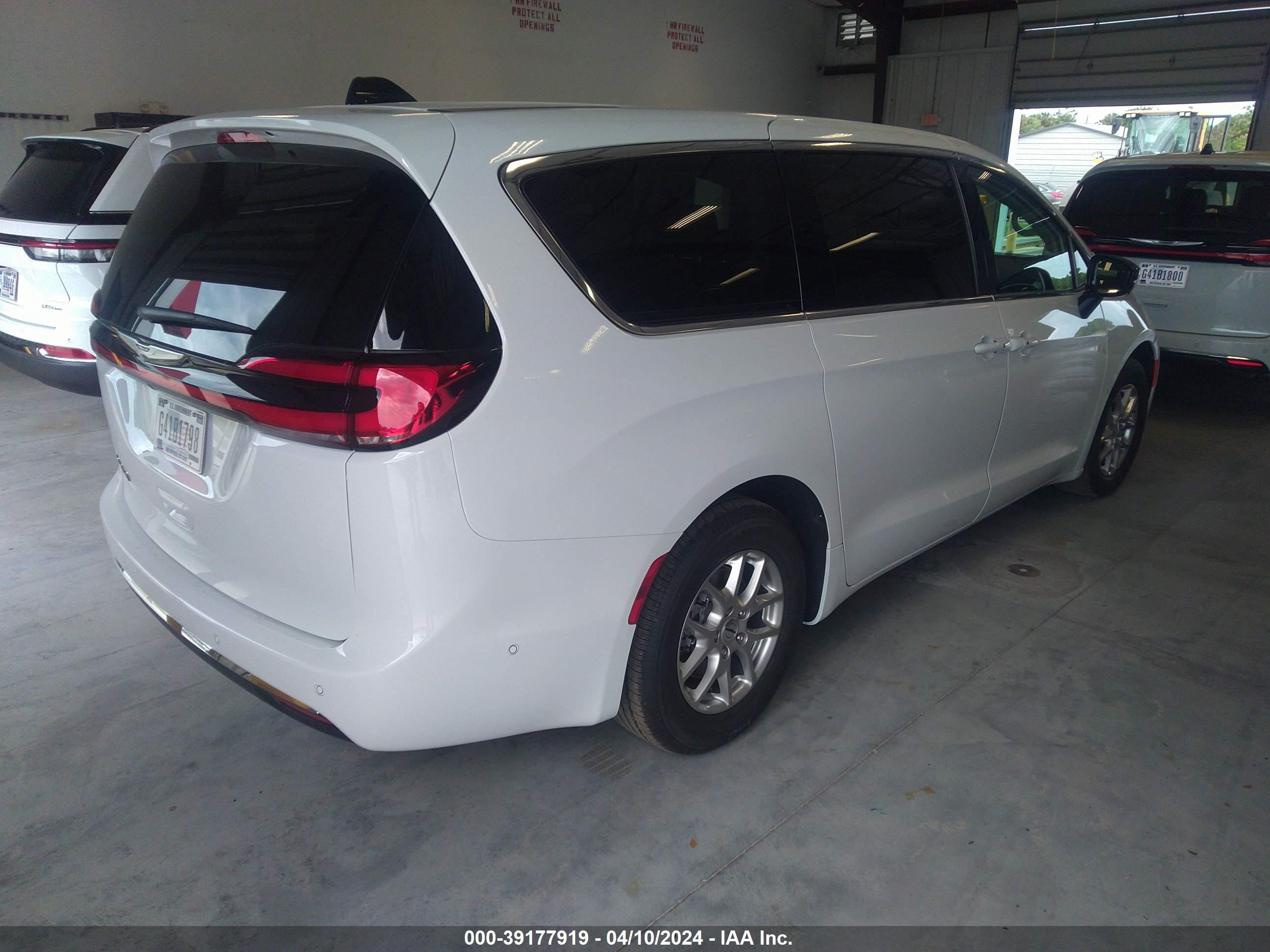 Photo 3 VIN: 2C4RC1BG8RR139262 - CHRYSLER PACIFICA 