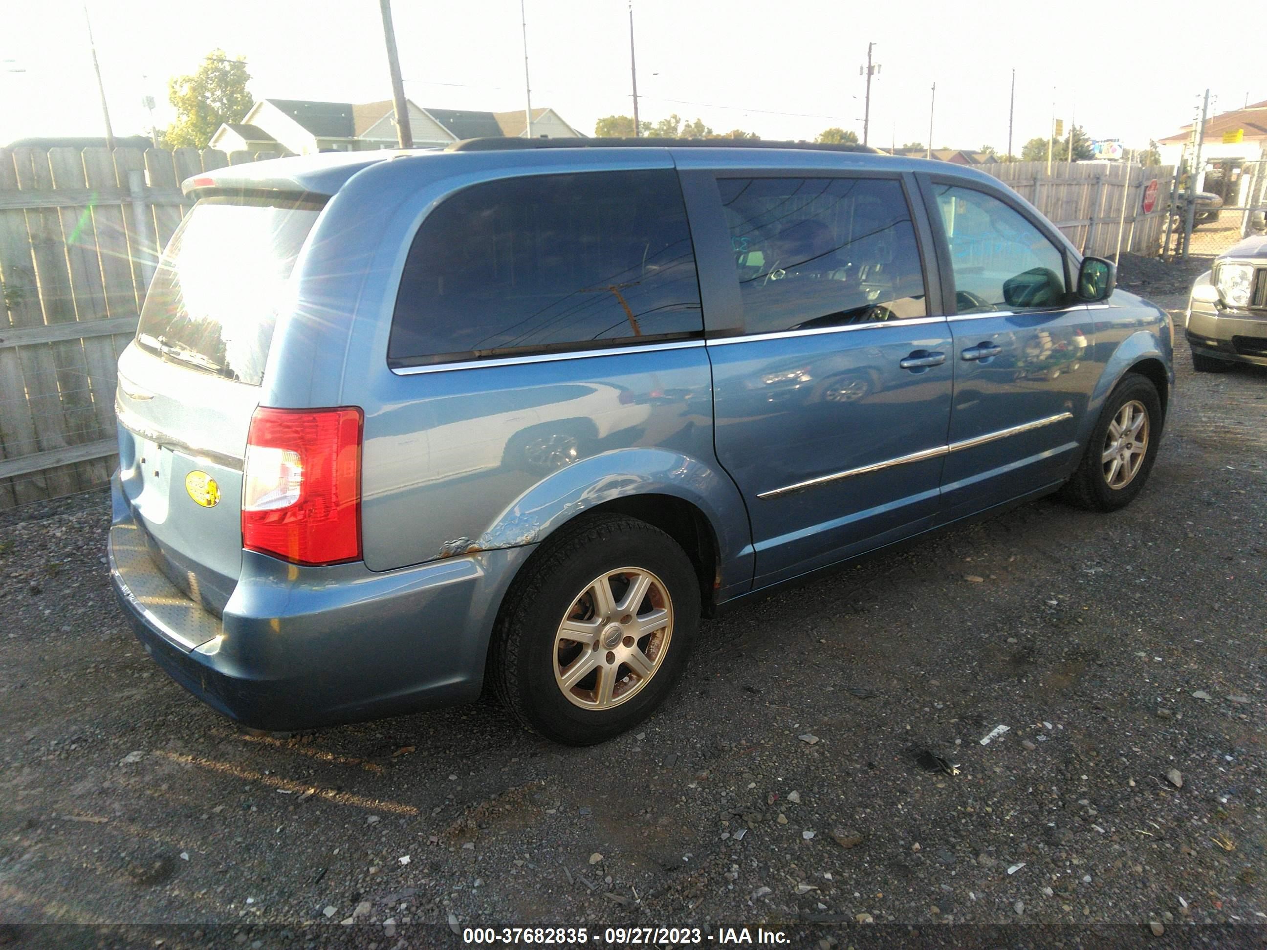 Photo 3 VIN: 2C4RC1BG9CR194603 - CHRYSLER TOWN & COUNTRY 