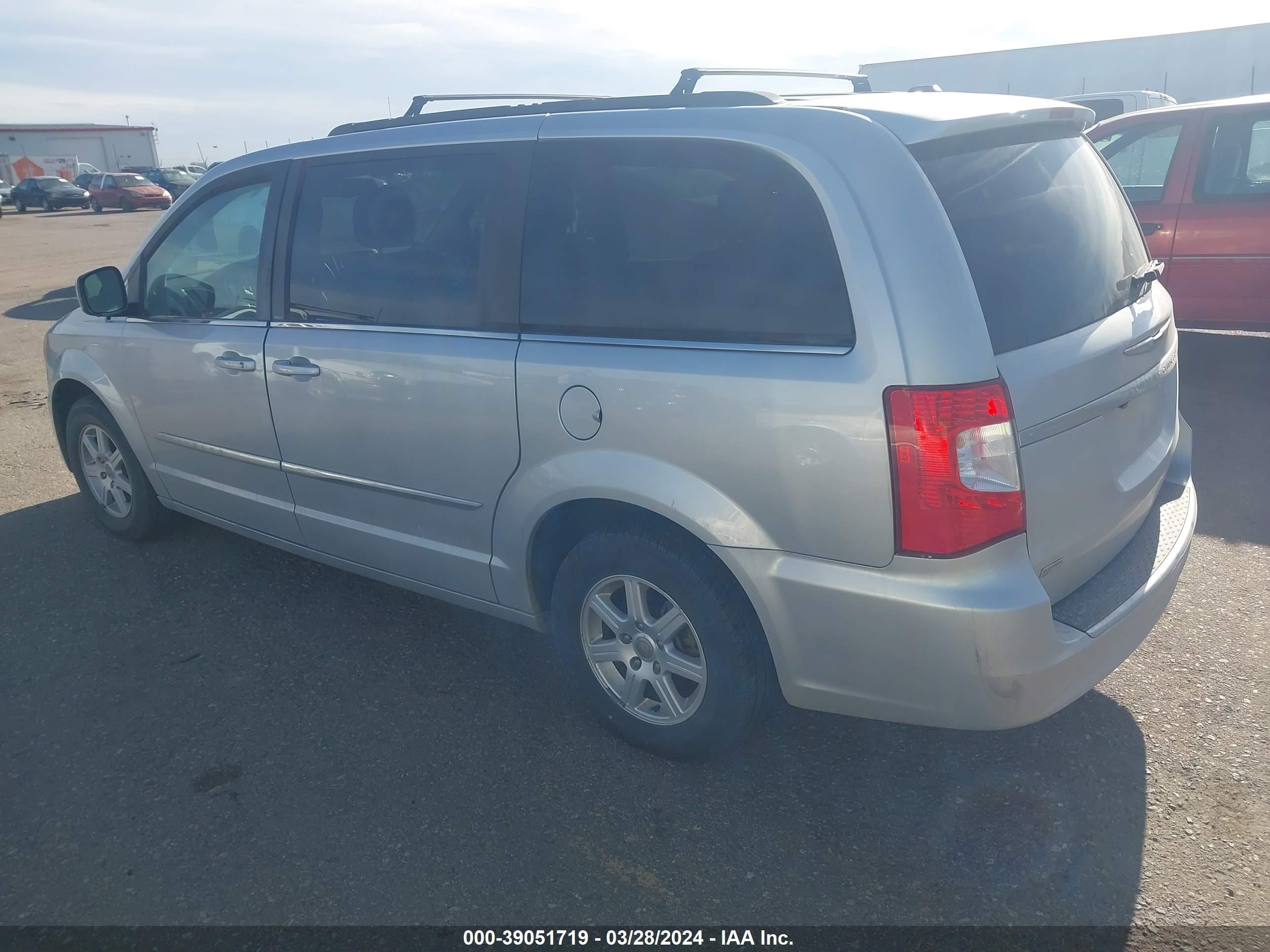 Photo 2 VIN: 2C4RC1BG9CR326100 - CHRYSLER TOWN & COUNTRY 