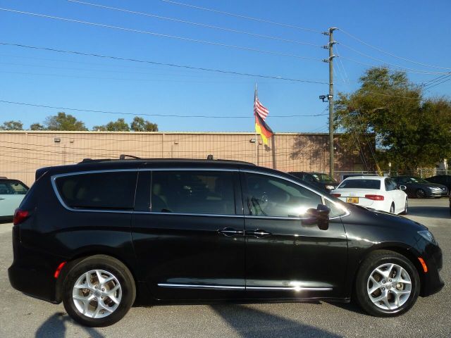 Photo 3 VIN: 2C4RC1BG9HR541192 - CHRYSLER PACIFICA 