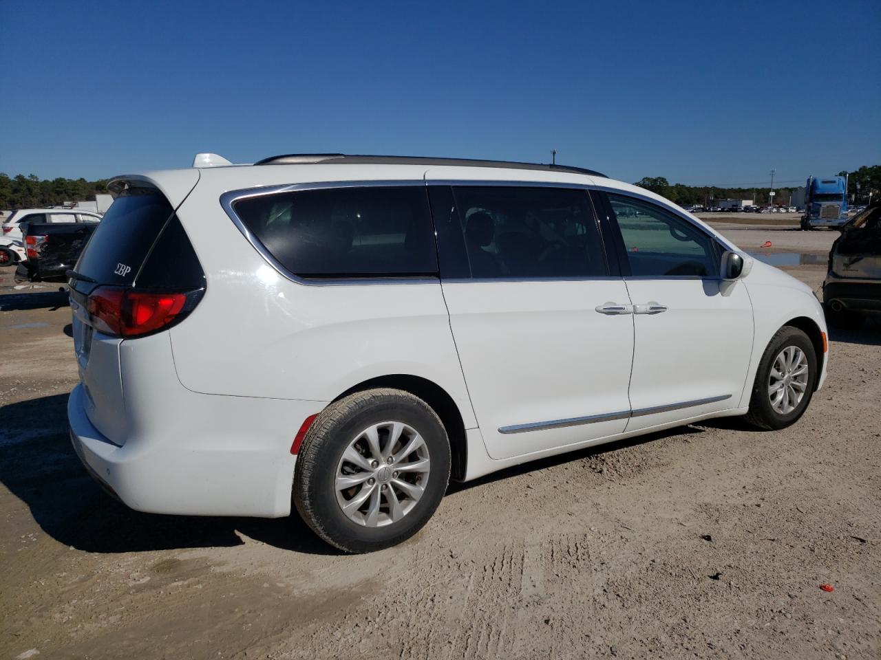 Photo 2 VIN: 2C4RC1BG9HR627330 - CHRYSLER PACIFICA 