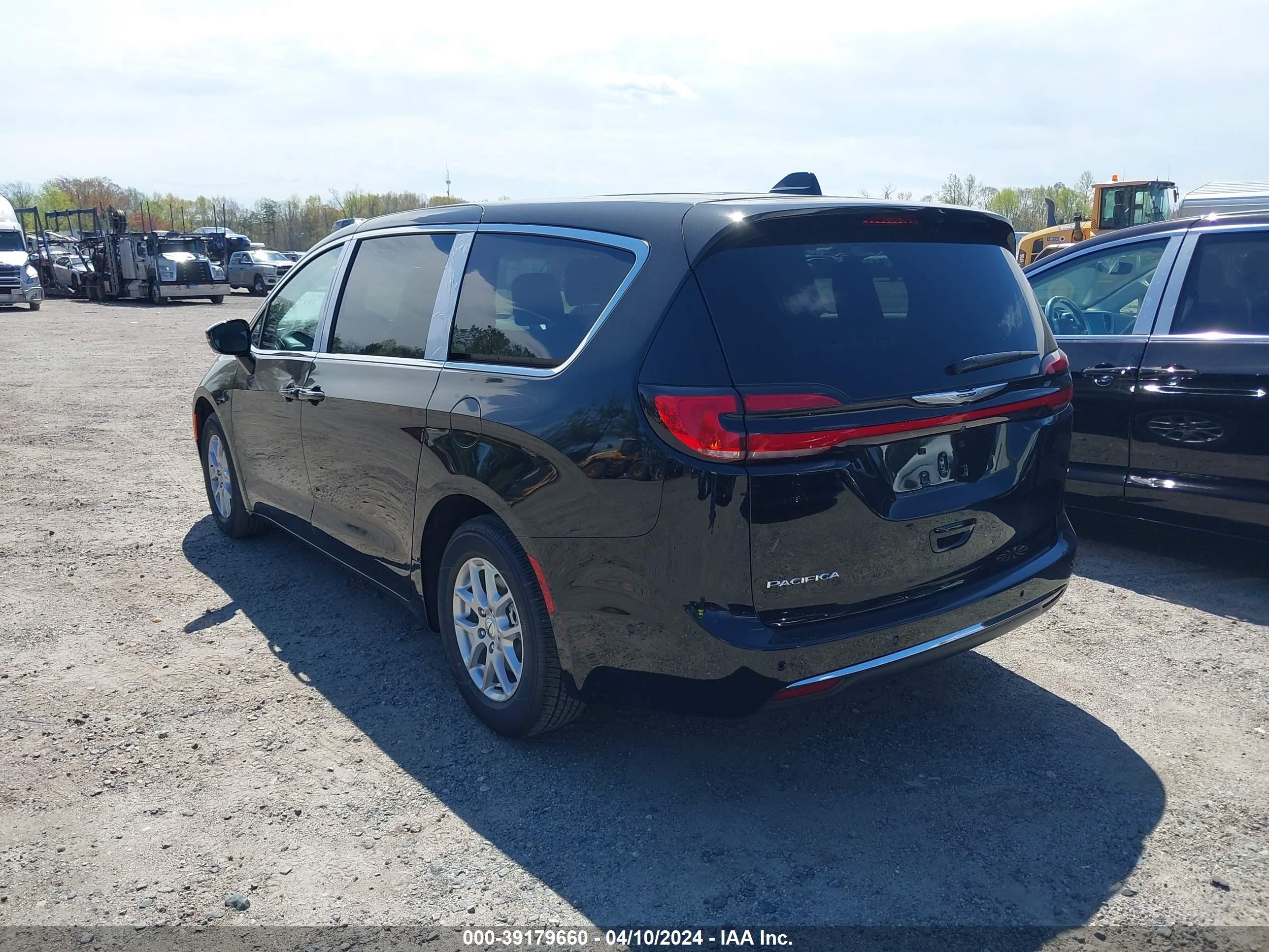 Photo 2 VIN: 2C4RC1BG9RR132563 - CHRYSLER PACIFICA 