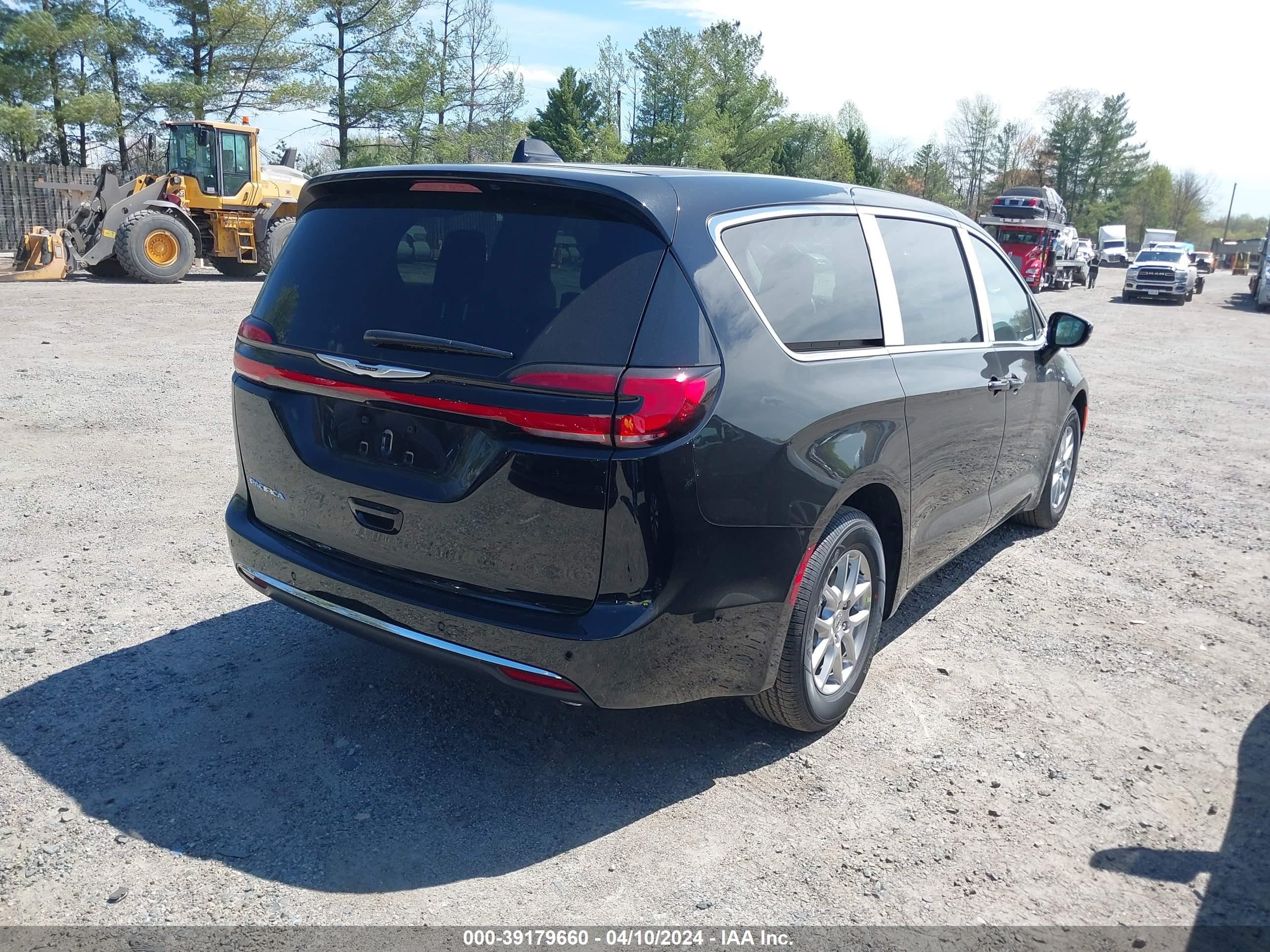 Photo 3 VIN: 2C4RC1BG9RR132563 - CHRYSLER PACIFICA 