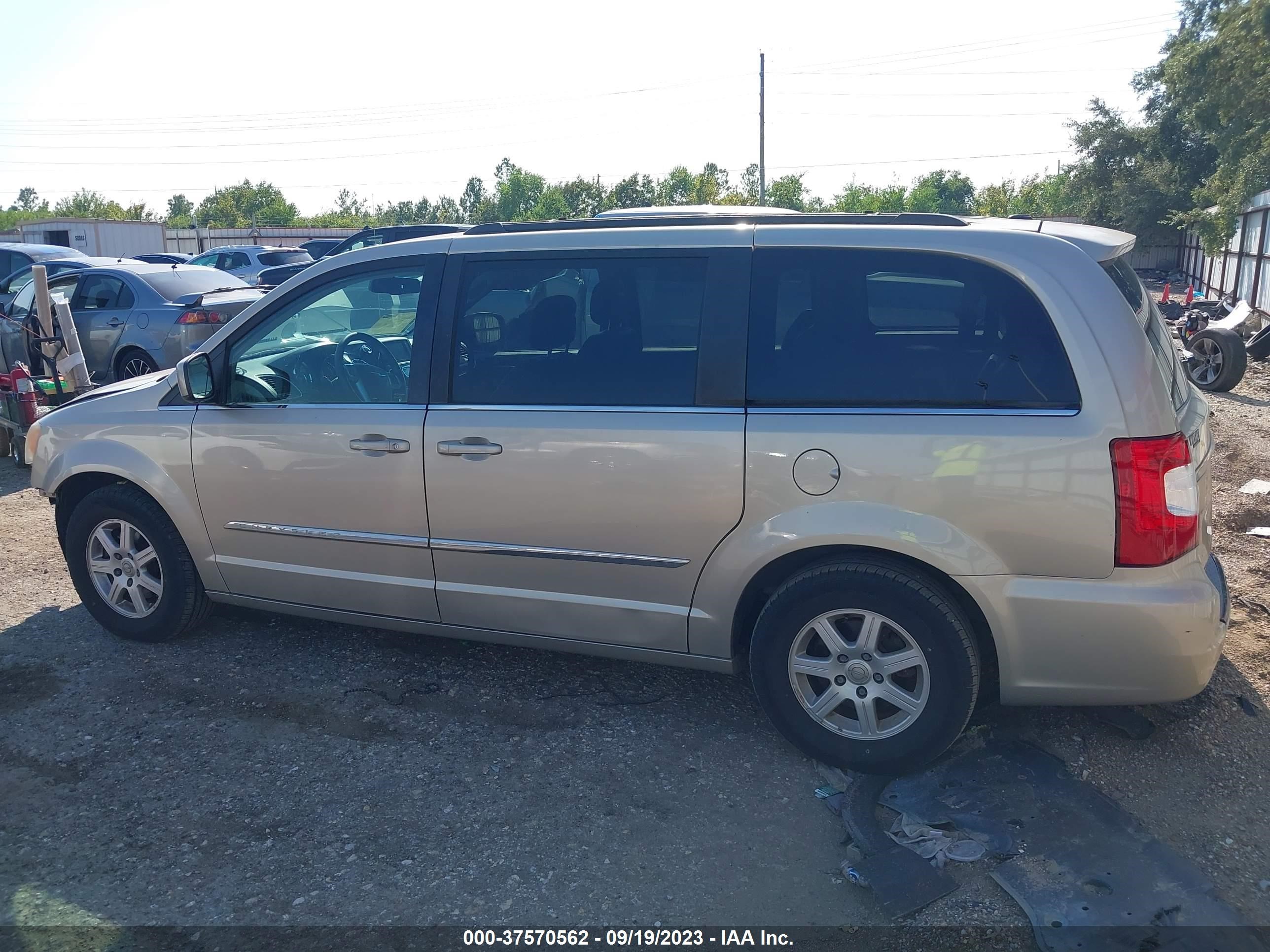 Photo 13 VIN: 2C4RC1BGXCR308821 - CHRYSLER TOWN & COUNTRY 