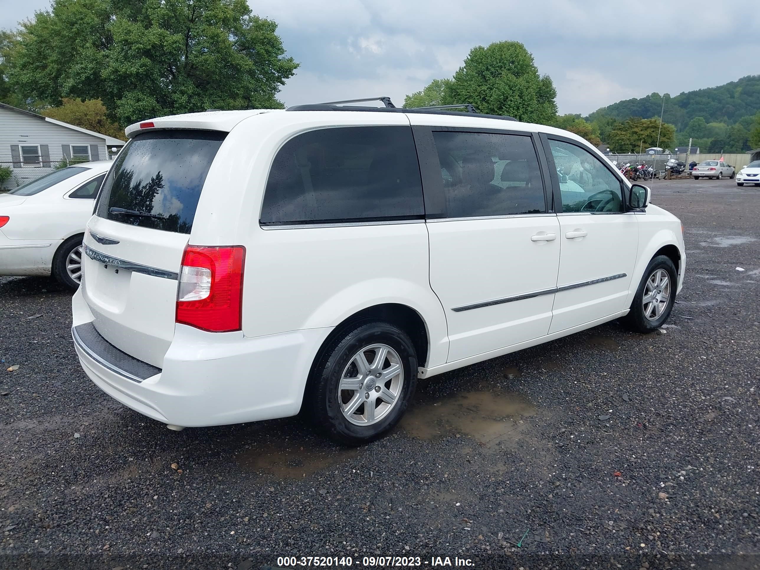 Photo 3 VIN: 2C4RC1BGXDR525562 - CHRYSLER TOWN & COUNTRY 