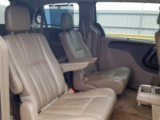 Photo 5 VIN: 2C4RC1BGXGR302782 - CHRYSLER TOWN & COU 