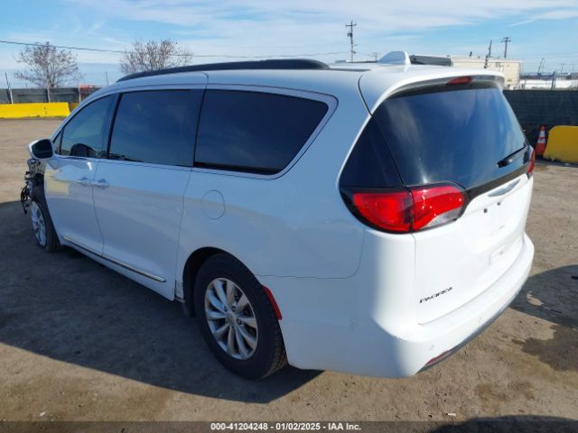 Photo 2 VIN: 2C4RC1BGXHR795526 - CHRYSLER PACIFICA 