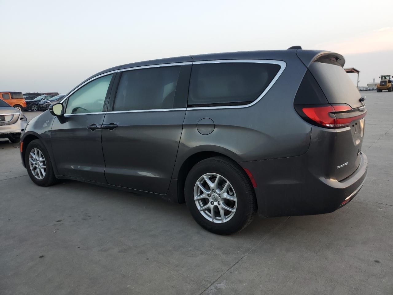 Photo 2 VIN: 2C4RC1BGXPR575009 - CHRYSLER PACIFICA 