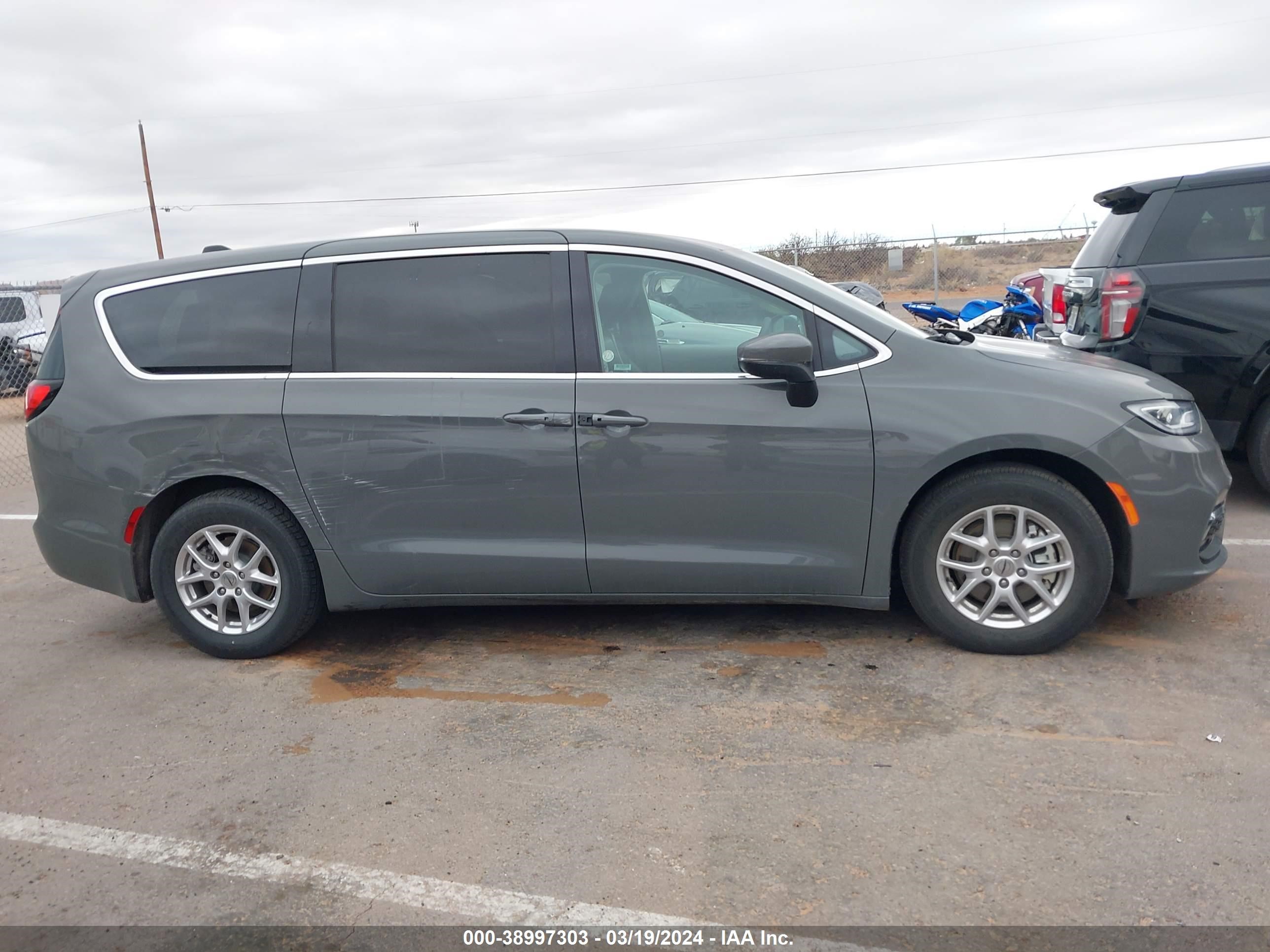 Photo 12 VIN: 2C4RC1BGXPR590349 - CHRYSLER PACIFICA 