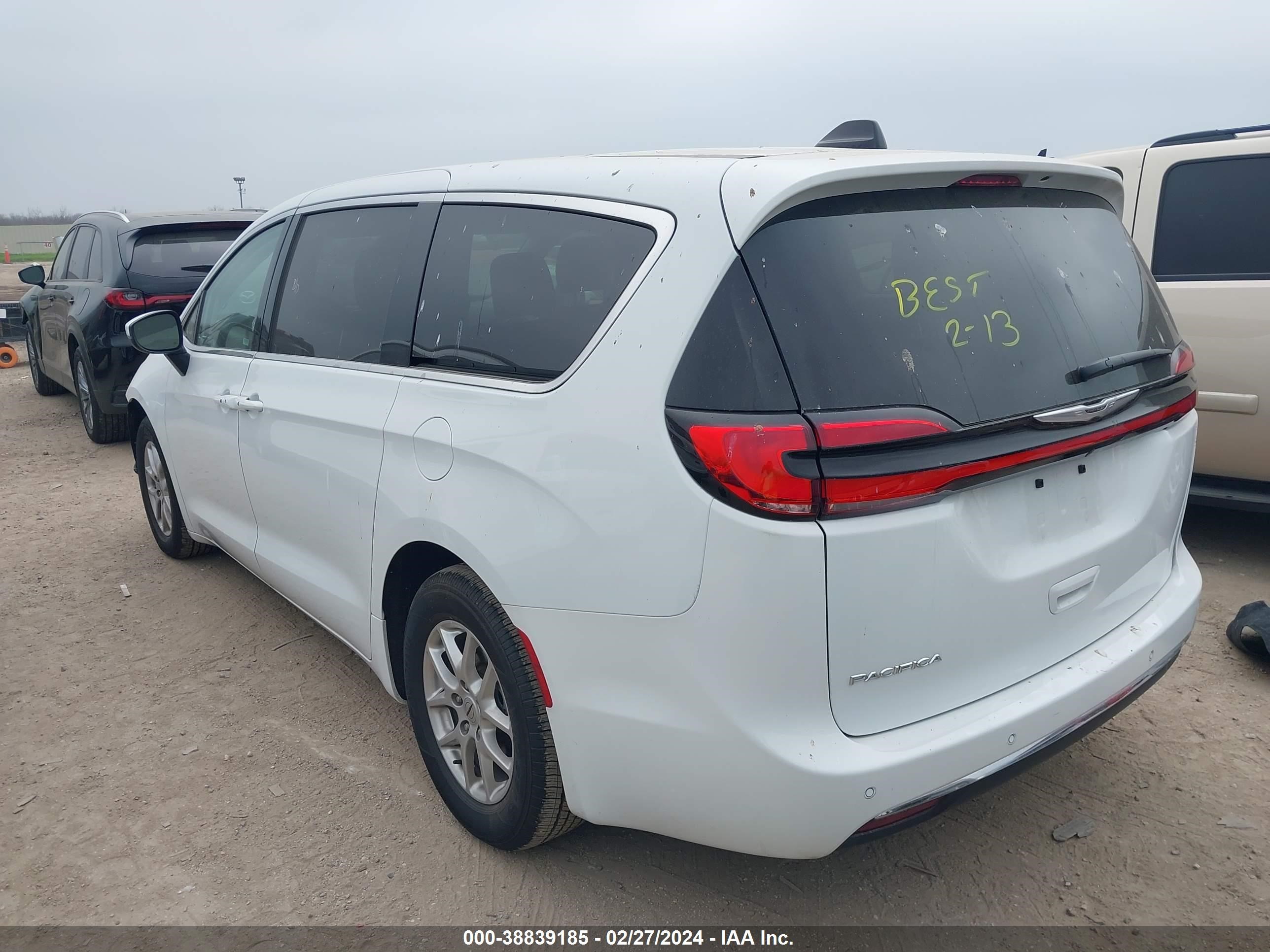 Photo 2 VIN: 2C4RC1BGXPR590352 - CHRYSLER PACIFICA 