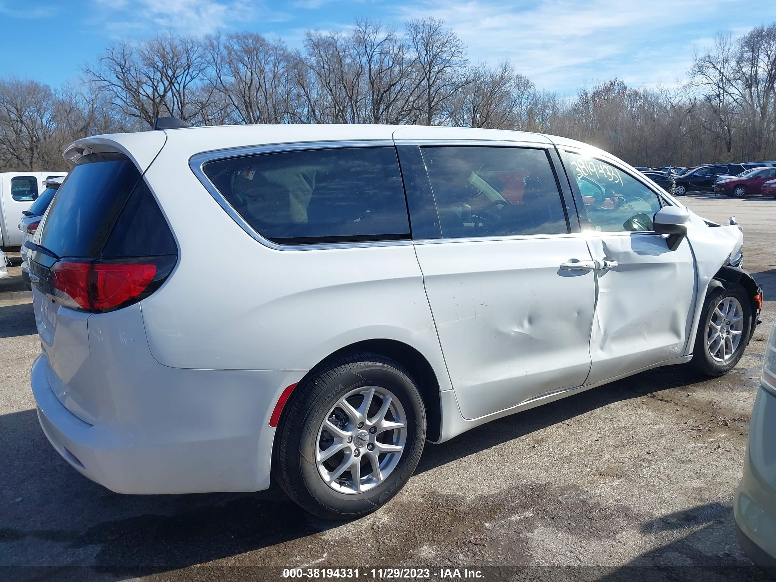 Photo 13 VIN: 2C4RC1CG0PR567824 - CHRYSLER VOYAGER 