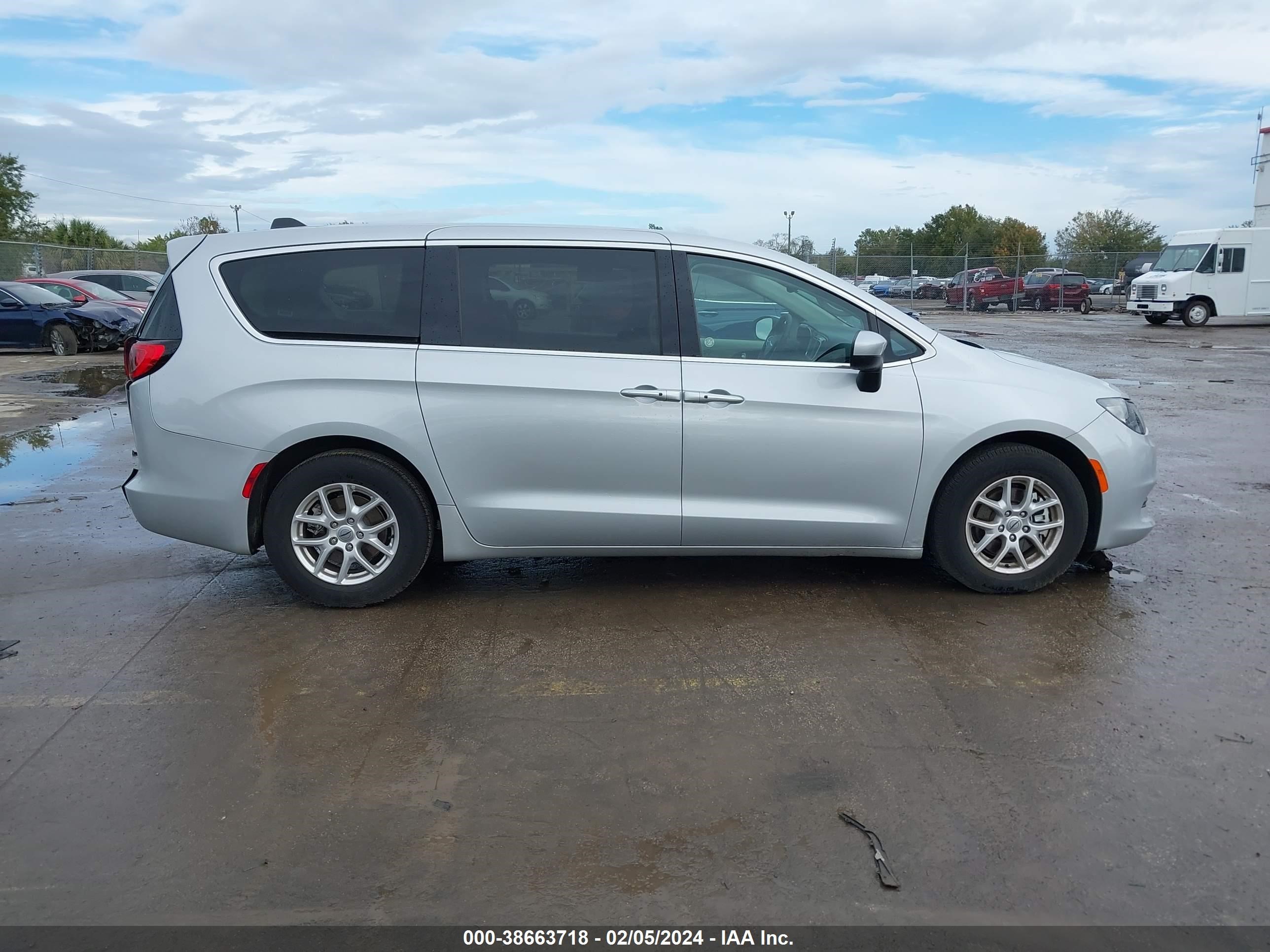 Photo 12 VIN: 2C4RC1CG0PR595977 - CHRYSLER VOYAGER 