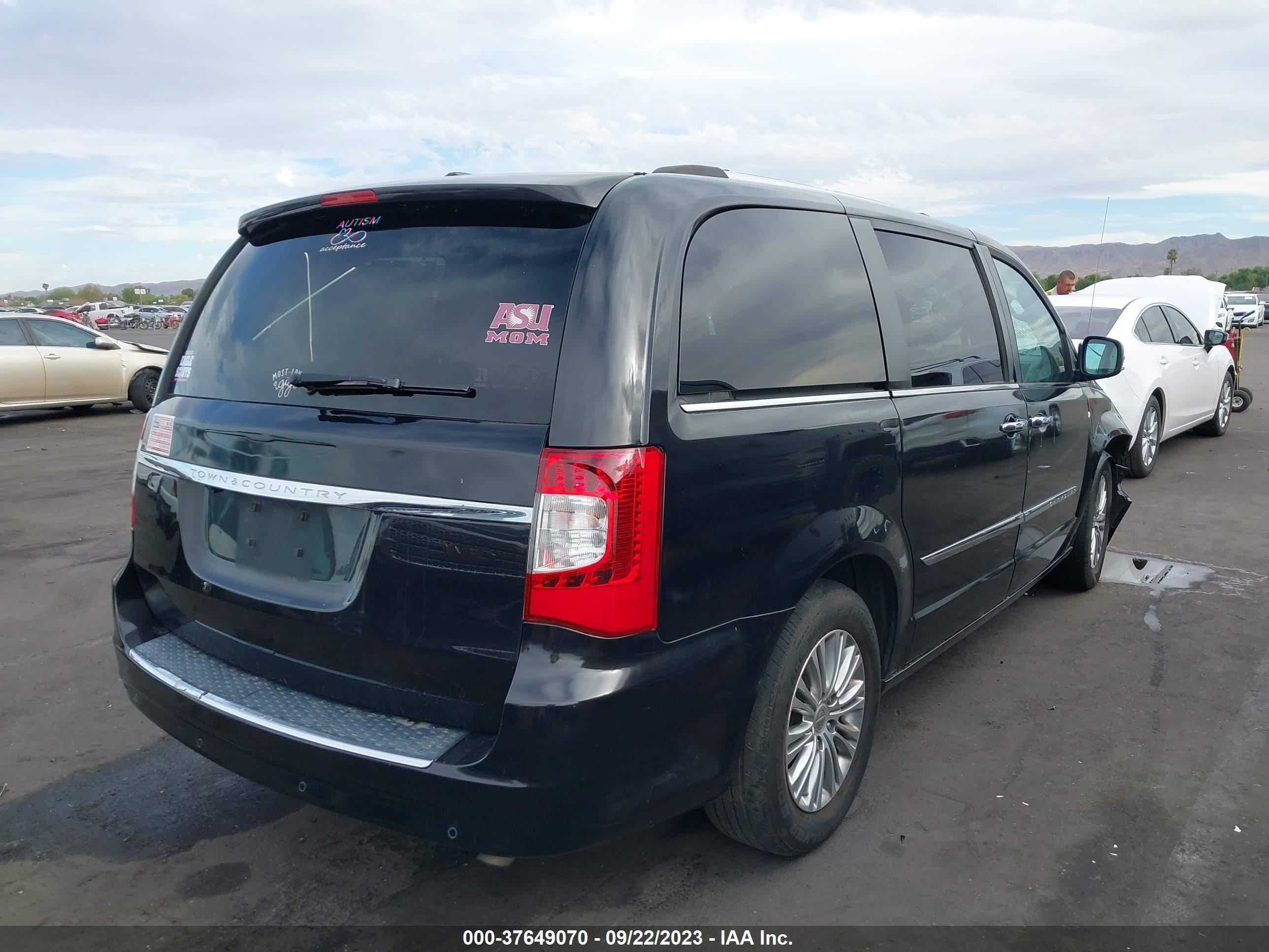 Photo 3 VIN: 2C4RC1CG2ER332676 - CHRYSLER TOWN & COUNTRY 