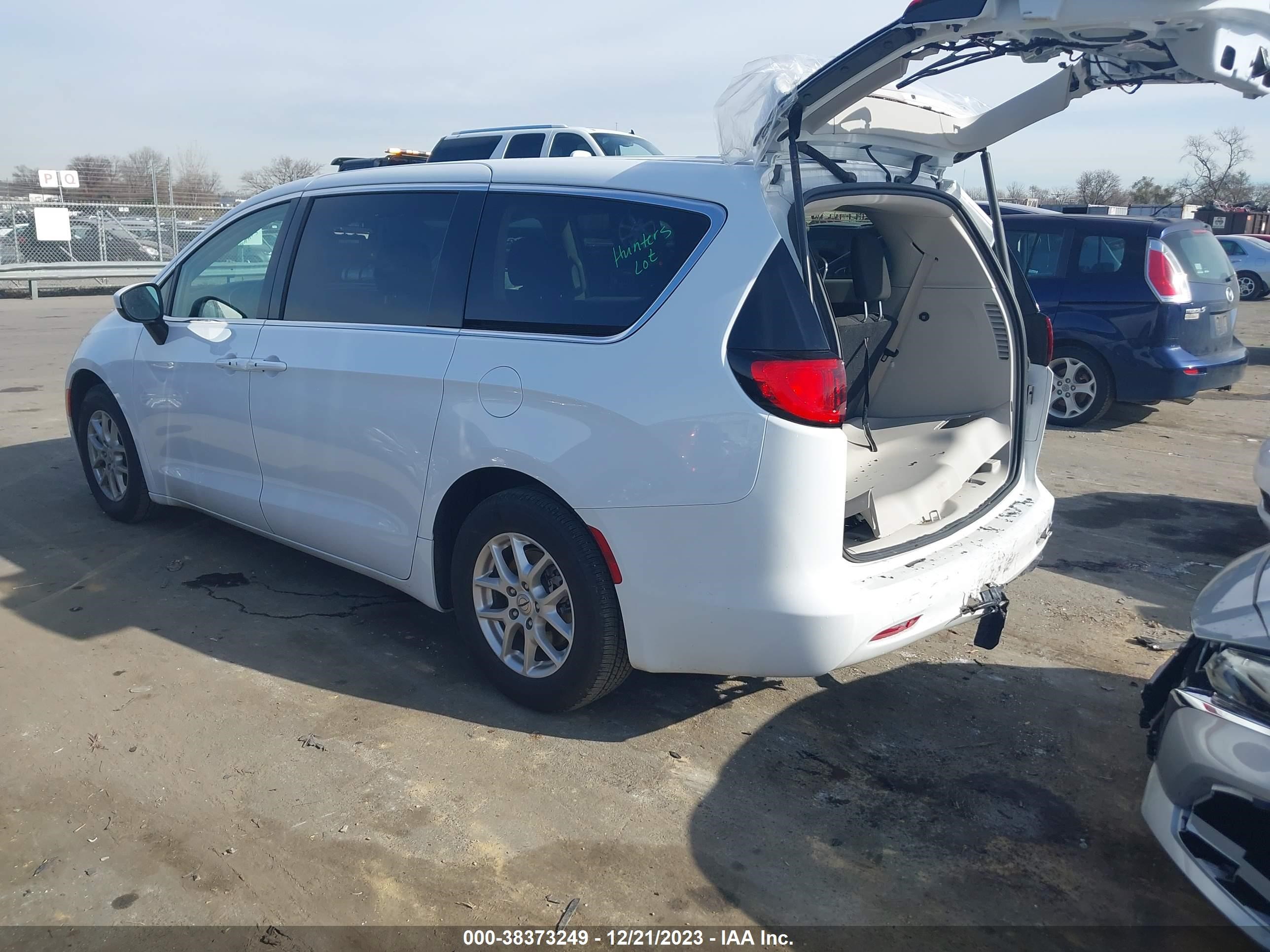 Photo 2 VIN: 2C4RC1CG2NR226518 - CHRYSLER VOYAGER 