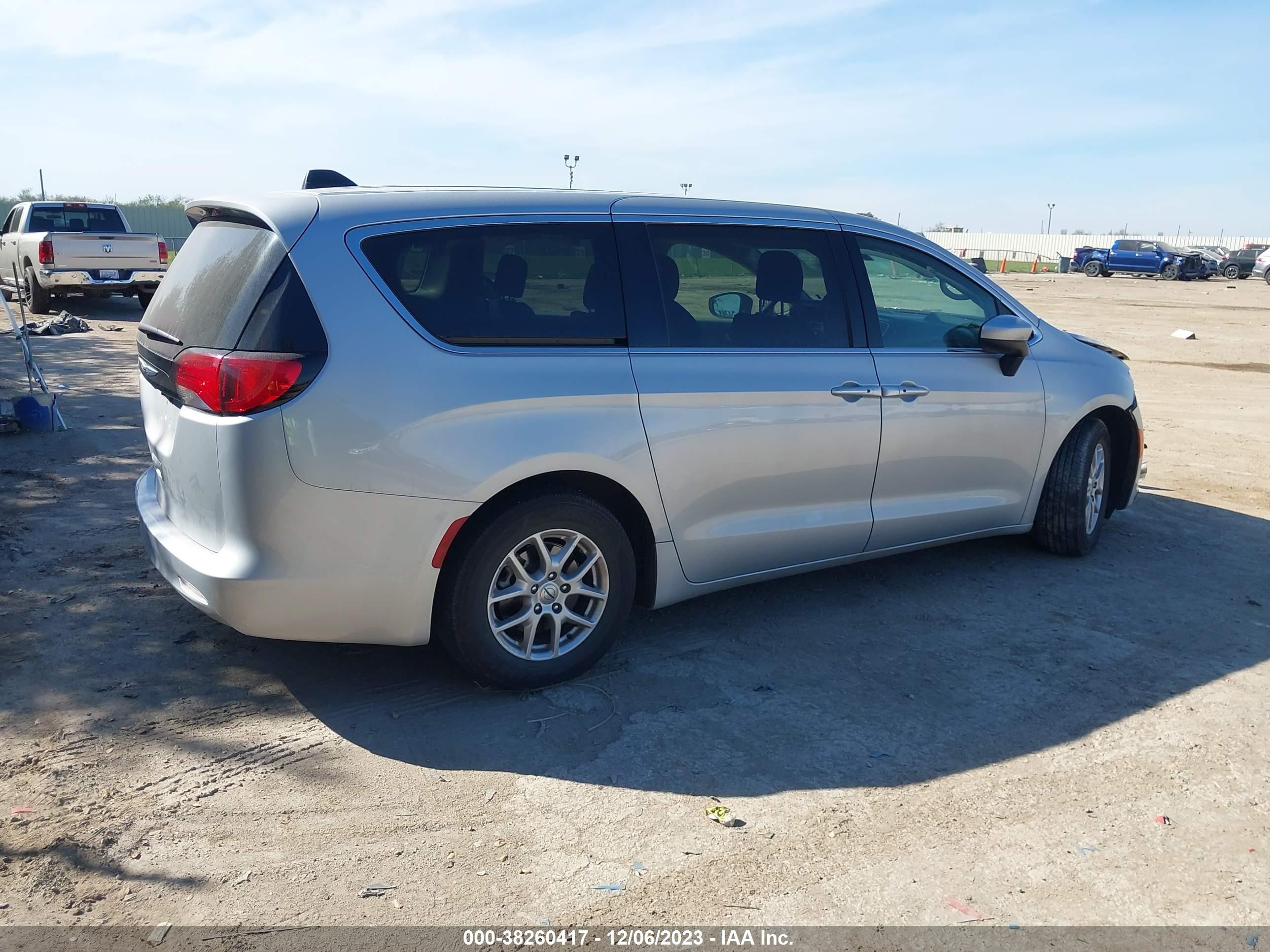 Photo 3 VIN: 2C4RC1CG3NR213275 - CHRYSLER VOYAGER 